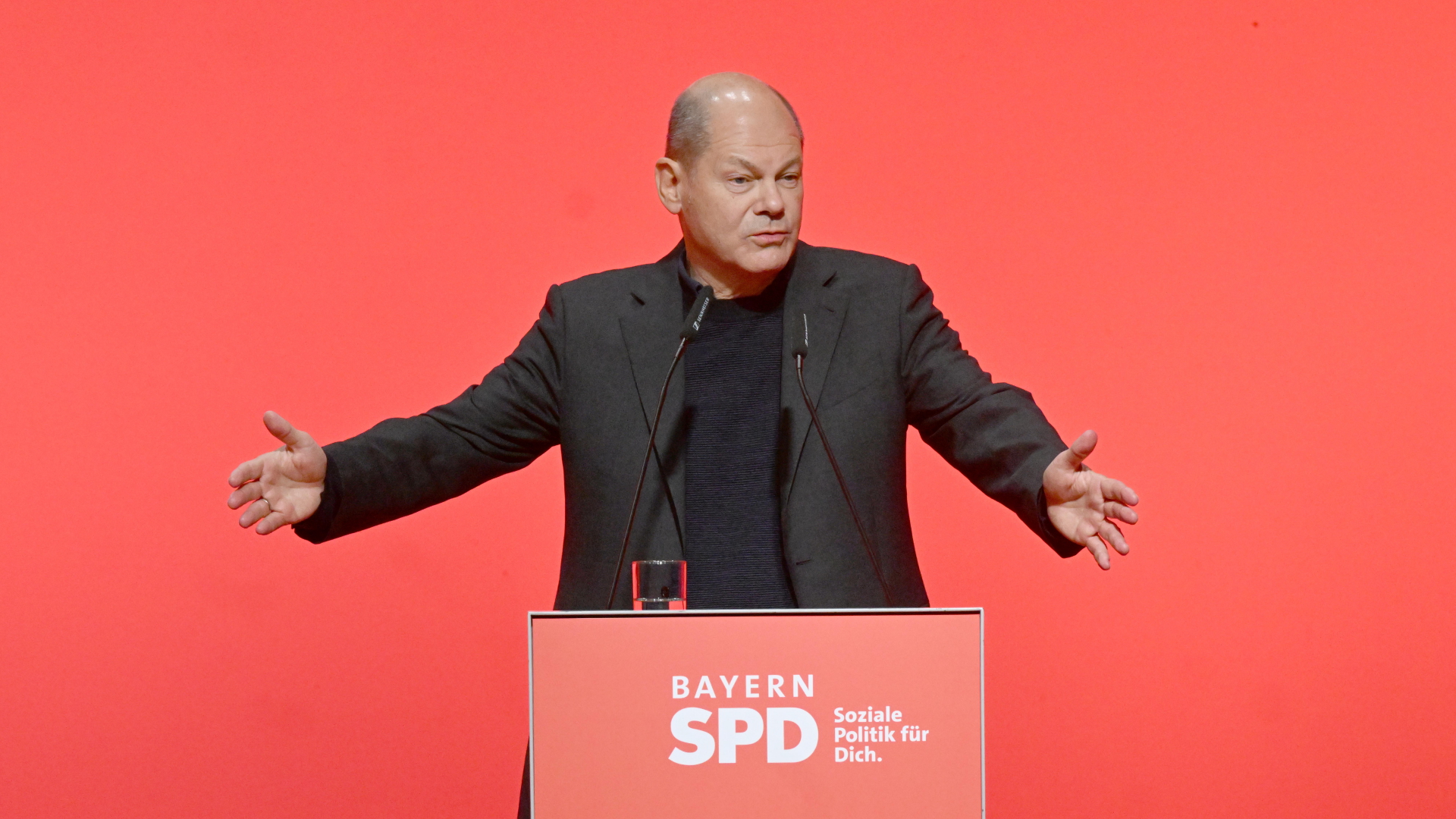 Bundeskanzler Olaf Scholz (SPD) spricht beim Landesparteitag der SPD Bayern in den Eisbachstudios | dpa