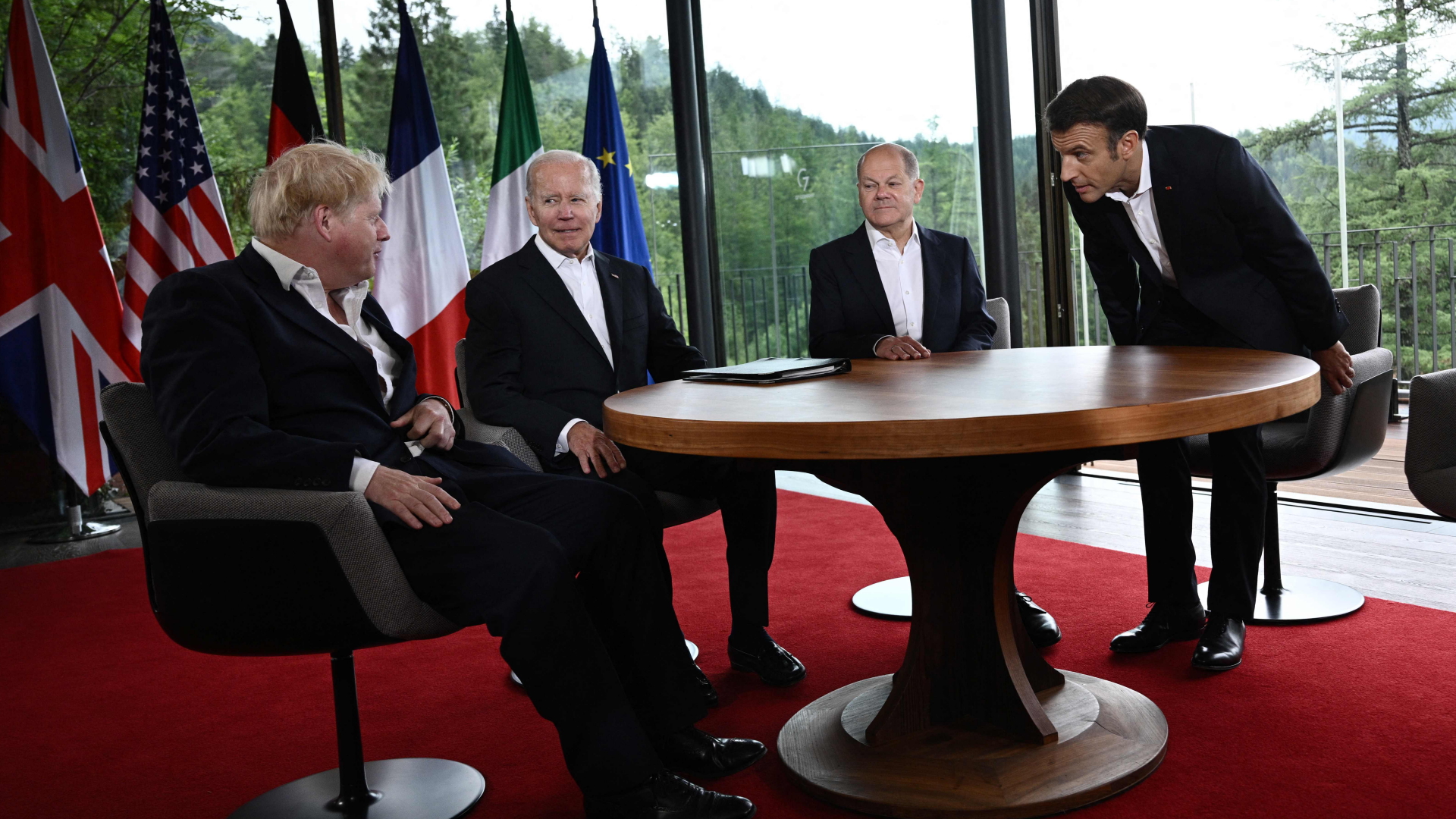 Olaf Scholz, Joe Biden, Boris Johnson und Emmanuel Macron sitzen an einem Tisch während des G7-Gipfels 2022 in Elmau.   | AFP