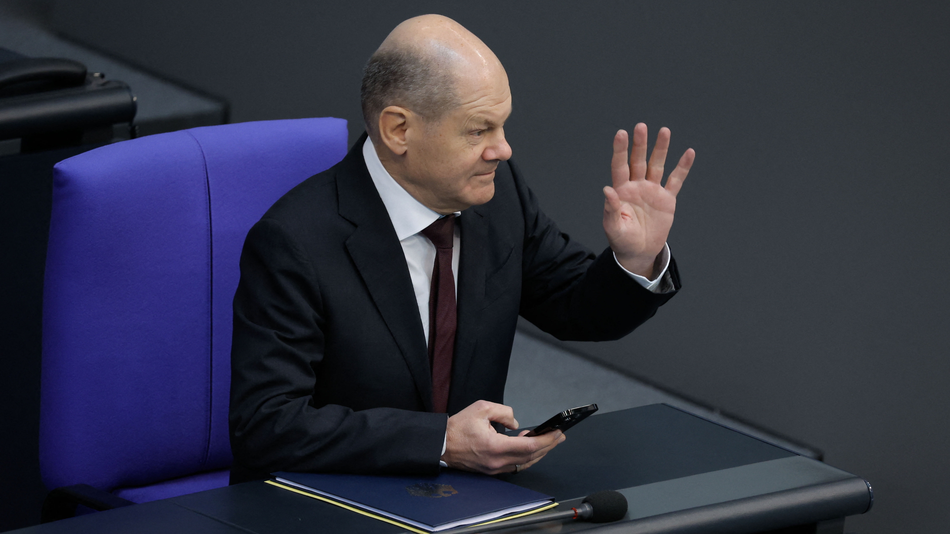 Olaf Scholz auf der Regierungsbank im Bundestag. | AFP