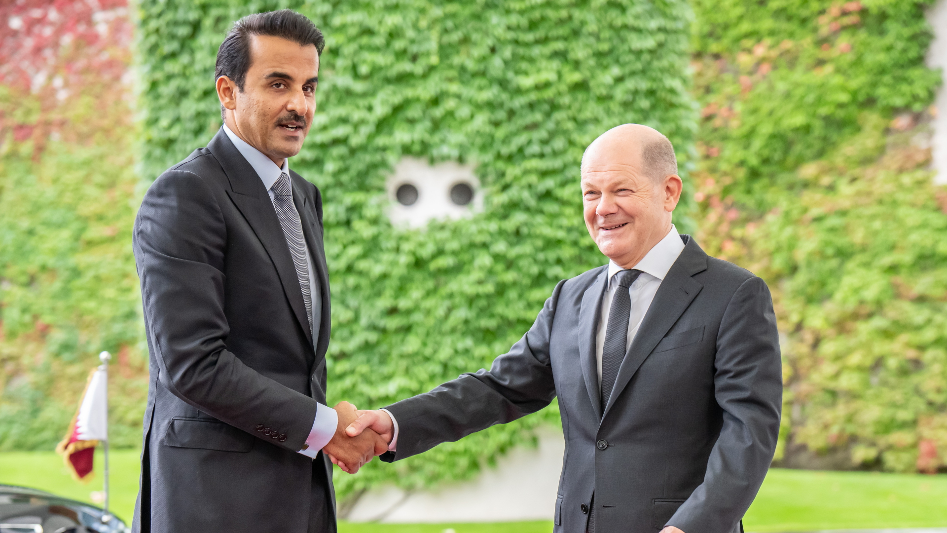 Bundeskanzler Olaf Scholz begrüsst Scheich Tamim bin Hamad bin Khalifa Al Thani, den Emir von Katar, am Kanzleramt