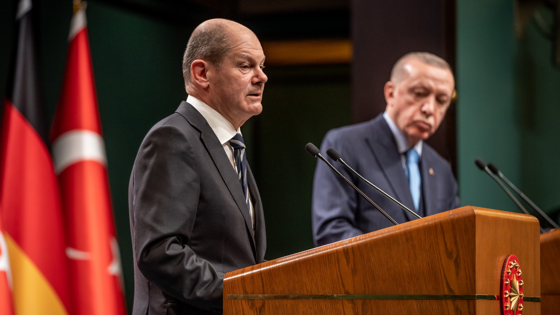 Bundeskanzler Olaf Scholz (SPD), nimmt neben Recep Tayyip Erdogan, Präsident der Türkei, an der Pressekonferenz nach den bilateralen Gesprächen teil. | dpa