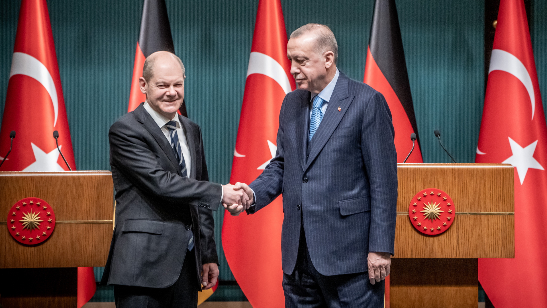 Olaf Scholz und Recep Tayyip Erdogan beim Handschlag. | dpa