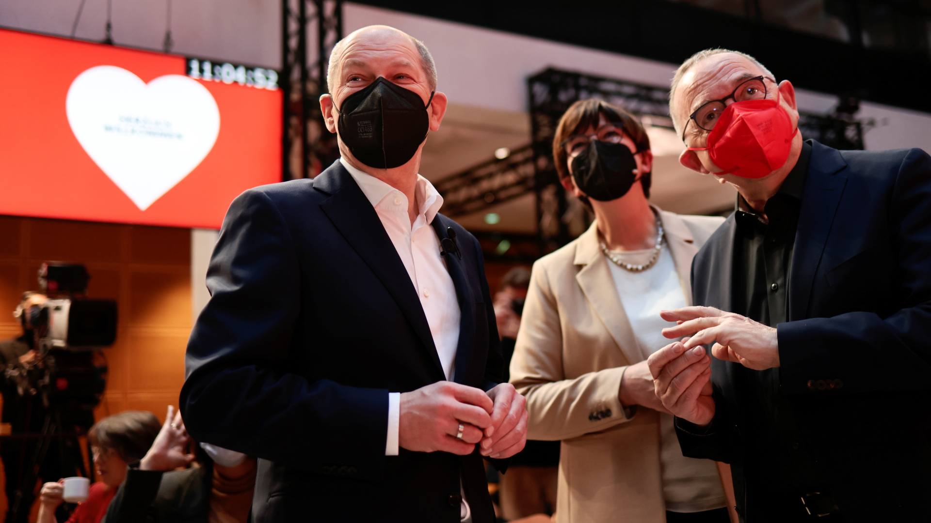 Olaf Scholz (v.l.n.r.), Saskia Esken und Norbert Walter-Borjans beim SPD-Parteitag in Berlin. | REUTERS