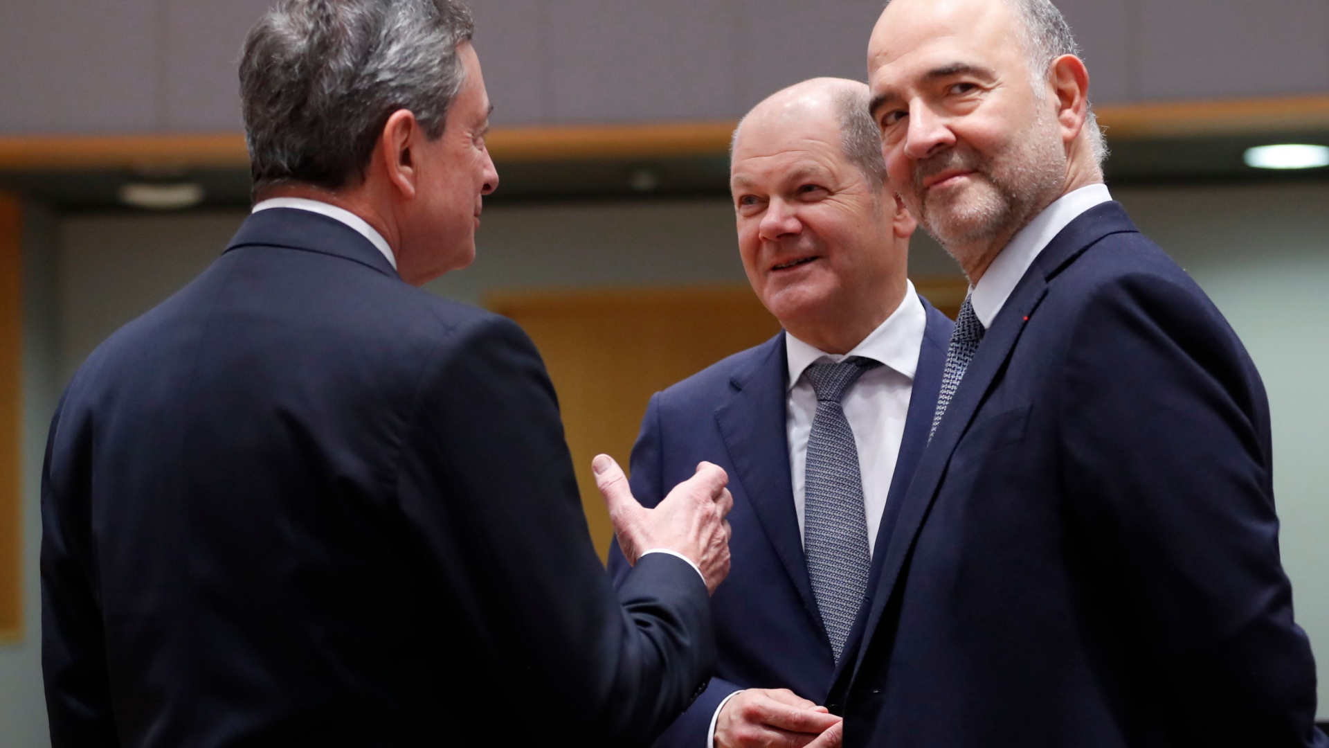 EZB-Chef Mario Draghi, Bundesfinanzminister Olaf Scholz und EU-Kommissar Pierre Moscovici (von li. n. re.) beim Plausch in Brüssel. | OLIVIER HOSLET/EPA-EFE/REX/Shutt