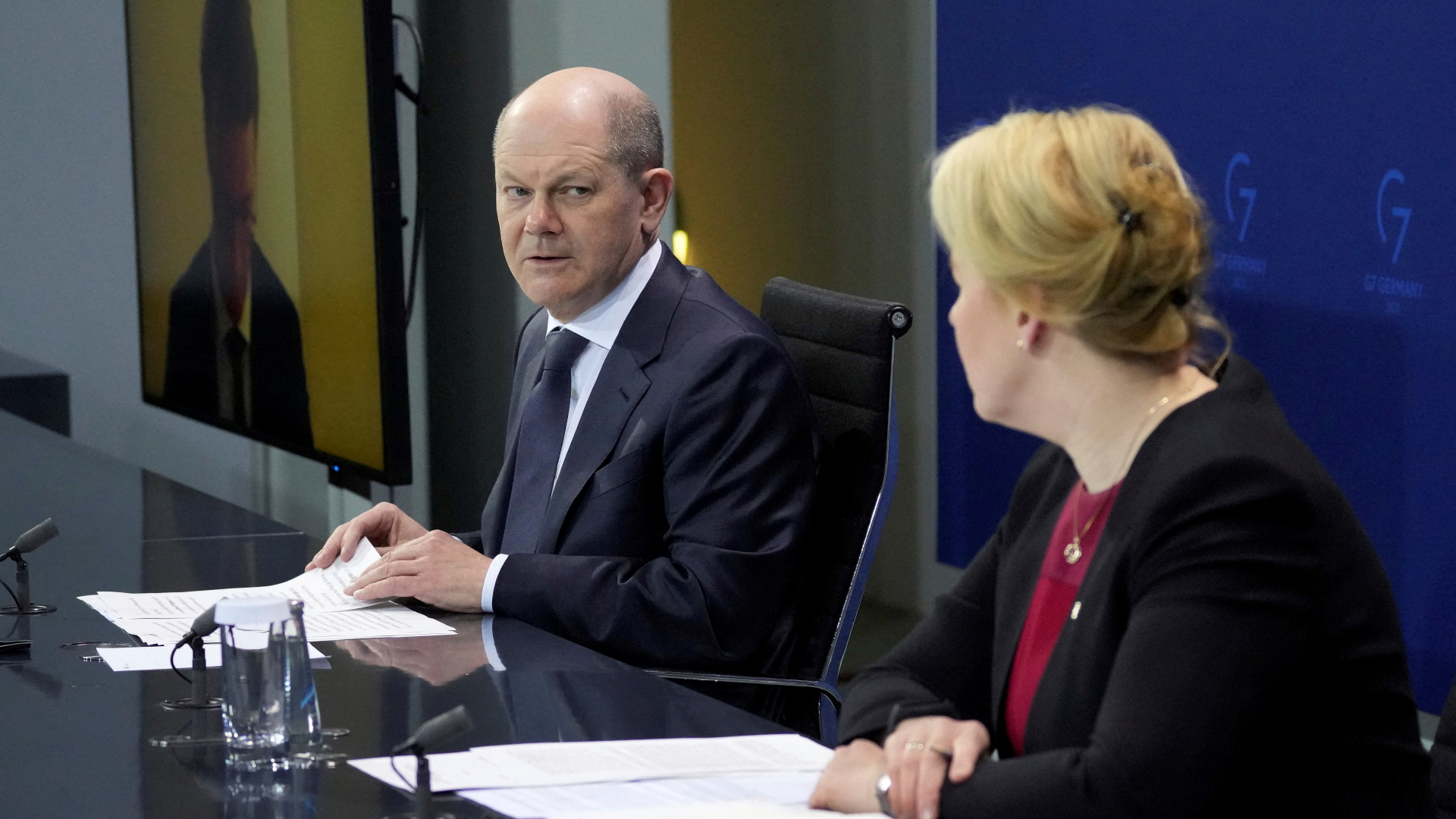 Bundeskanzler Scholz und die Regierende Bürgermeisterin von Berlin Giffey bei einer Pressekonferenz nach Bund-Länder-Beratungen. | REUTERS