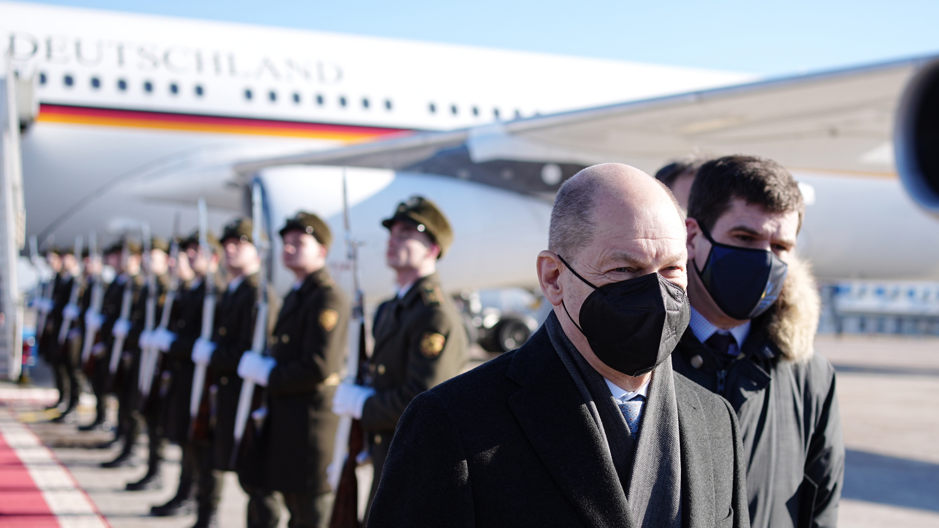 Kanzler Scholz beim Aussteigen aus dem Flugzeug in Kiew | dpa