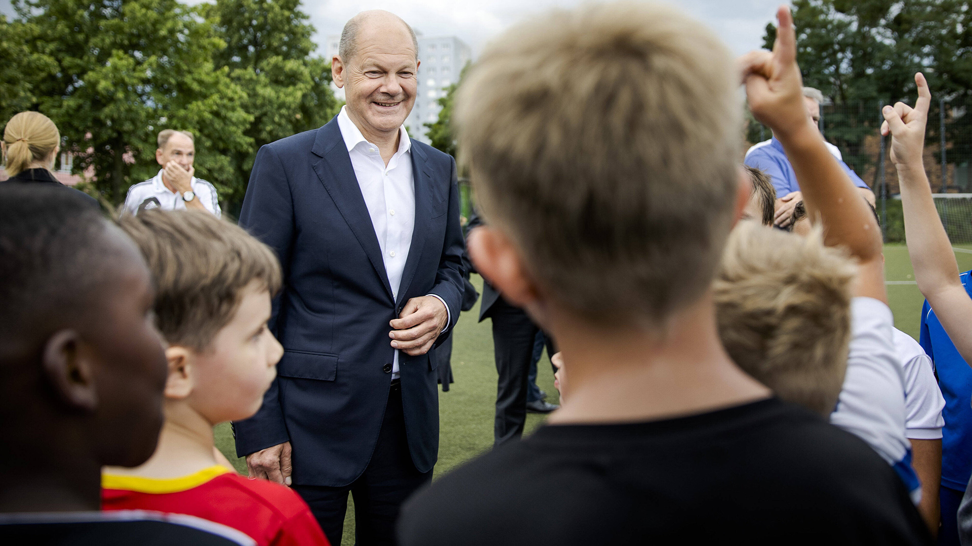 Olaf Scholz im Gespräch mit Kindern eines Fußballvereins. | imago images/photothek