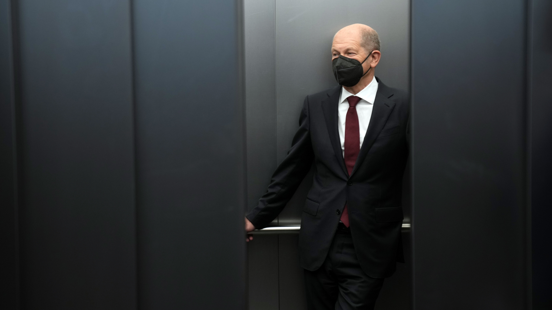 SPD-Kanzlerkandidat Scholz in einem Fahrstuhl | dpa