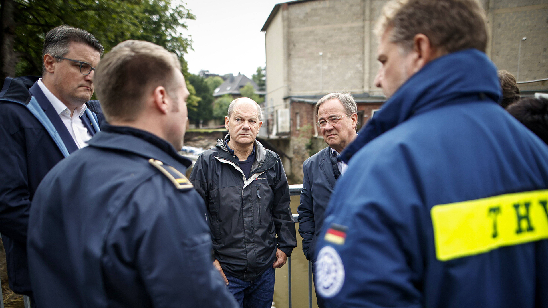 Olaf Scholz und Arnim Laschet sprechen in Stolberg mit Einsatzkräften.