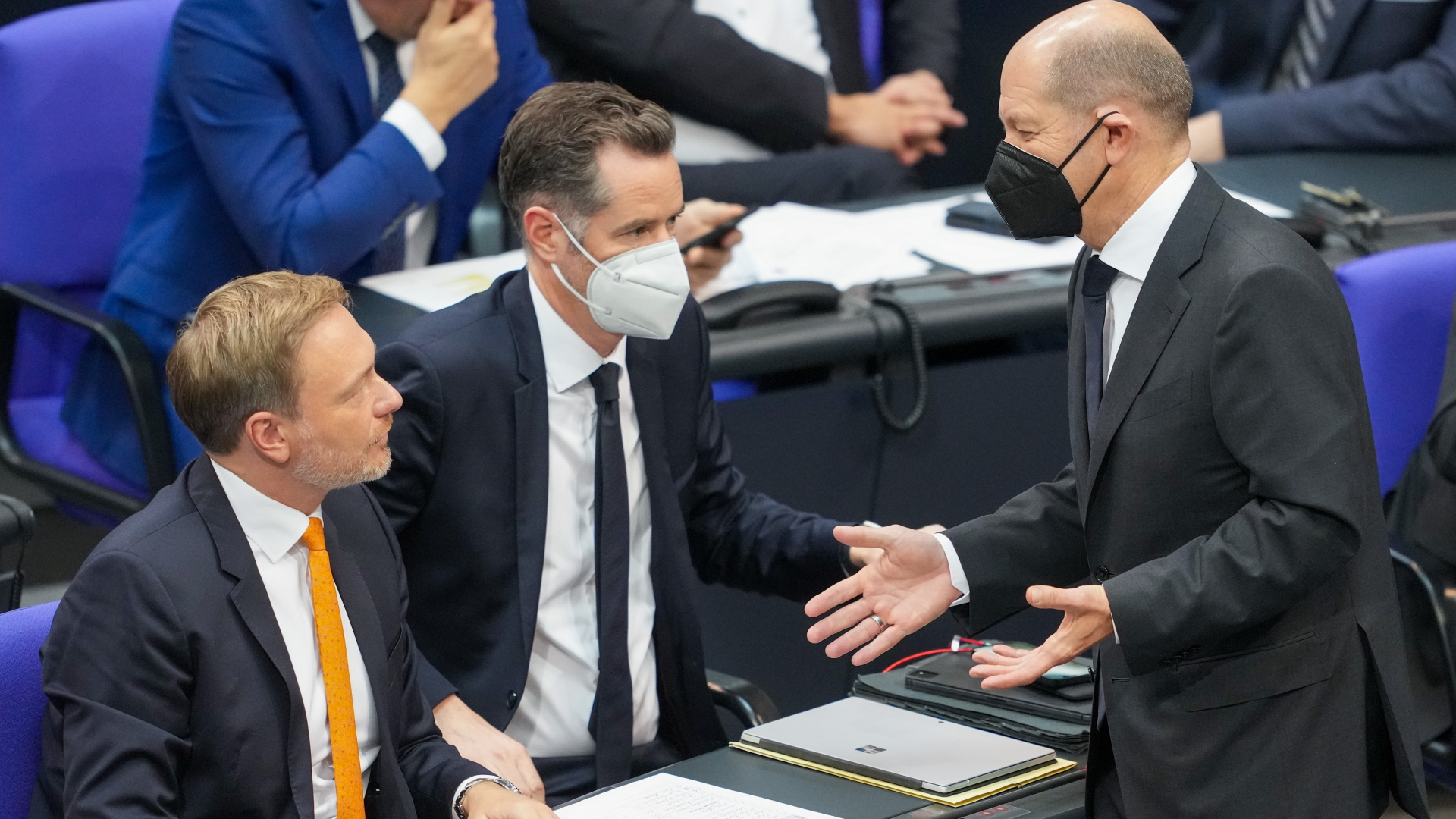 Olaf Scholz (SPD) unterhält sich bei einer Sitzung des Bundestags mit Christian Lindner und Christian Dürr (beide FDP) | dpa