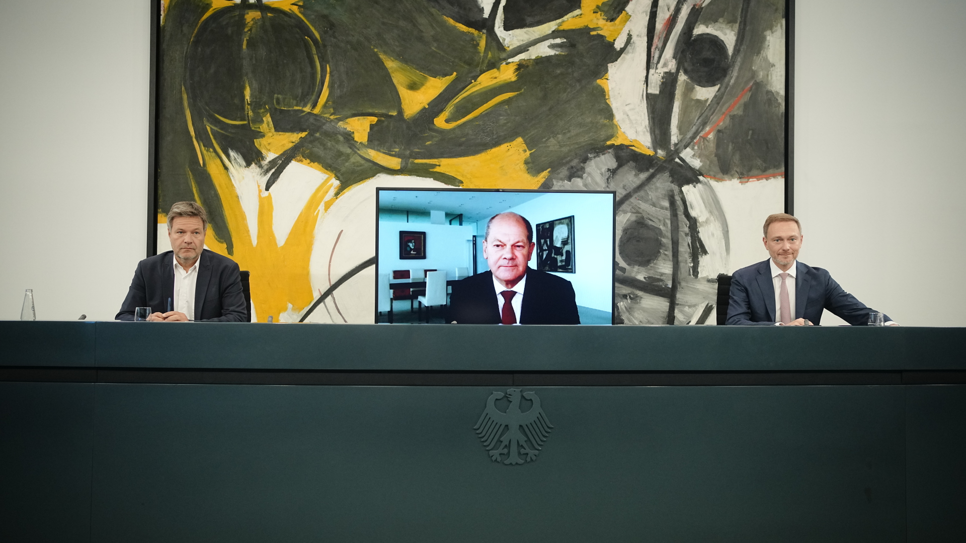 Robert Habeck, Olaf Scholz und Christian Lindner auf einer Pressekonferenz.