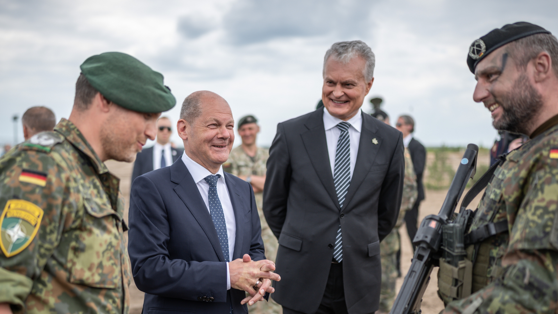 Bundeskanzler Scholz mit Litauens Präsident Gitanas Nauseda beim Truppenbesuch | dpa