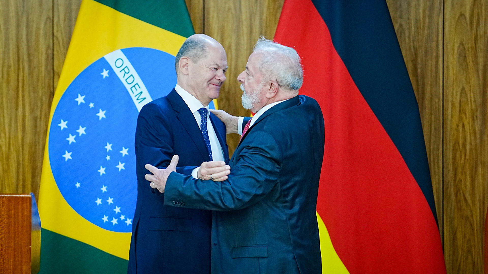 Olaf Scholz (l.) und Luiz Inacio Lula da Silva umarmen sich nach der Pressekonferenz. | dpa
