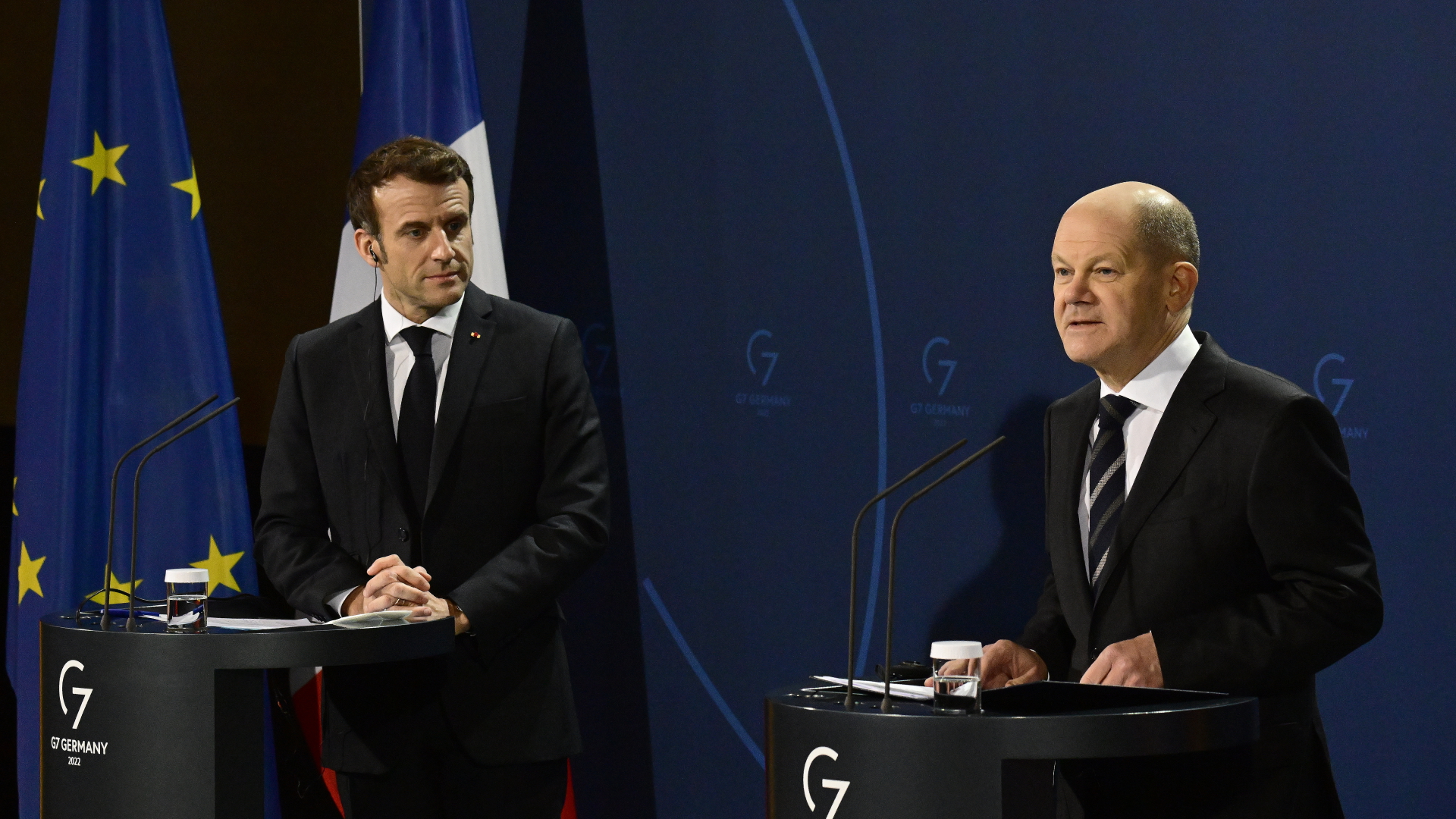 Frankreichs Präsident Emmanuel Macron und Bundeskanzler Olaf Scholz bei einer gemeinsamen Pressekonferenz in Berlin. | EPA