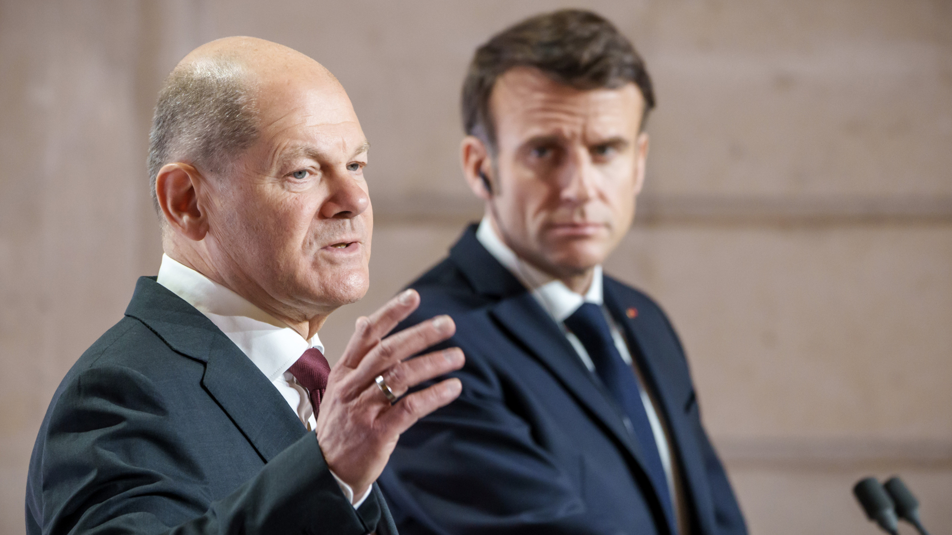 Kanzler Scholz der französische Präsident Macron bei ihrer gemeinsamen Pressekonferenz in Paris | dpa