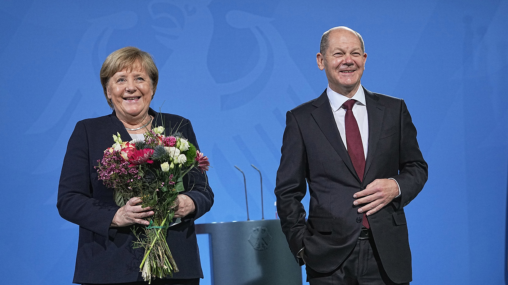 Angela Merkel und Olaf Scholz bei der Übergabe des Kanzleramtes. | dpa