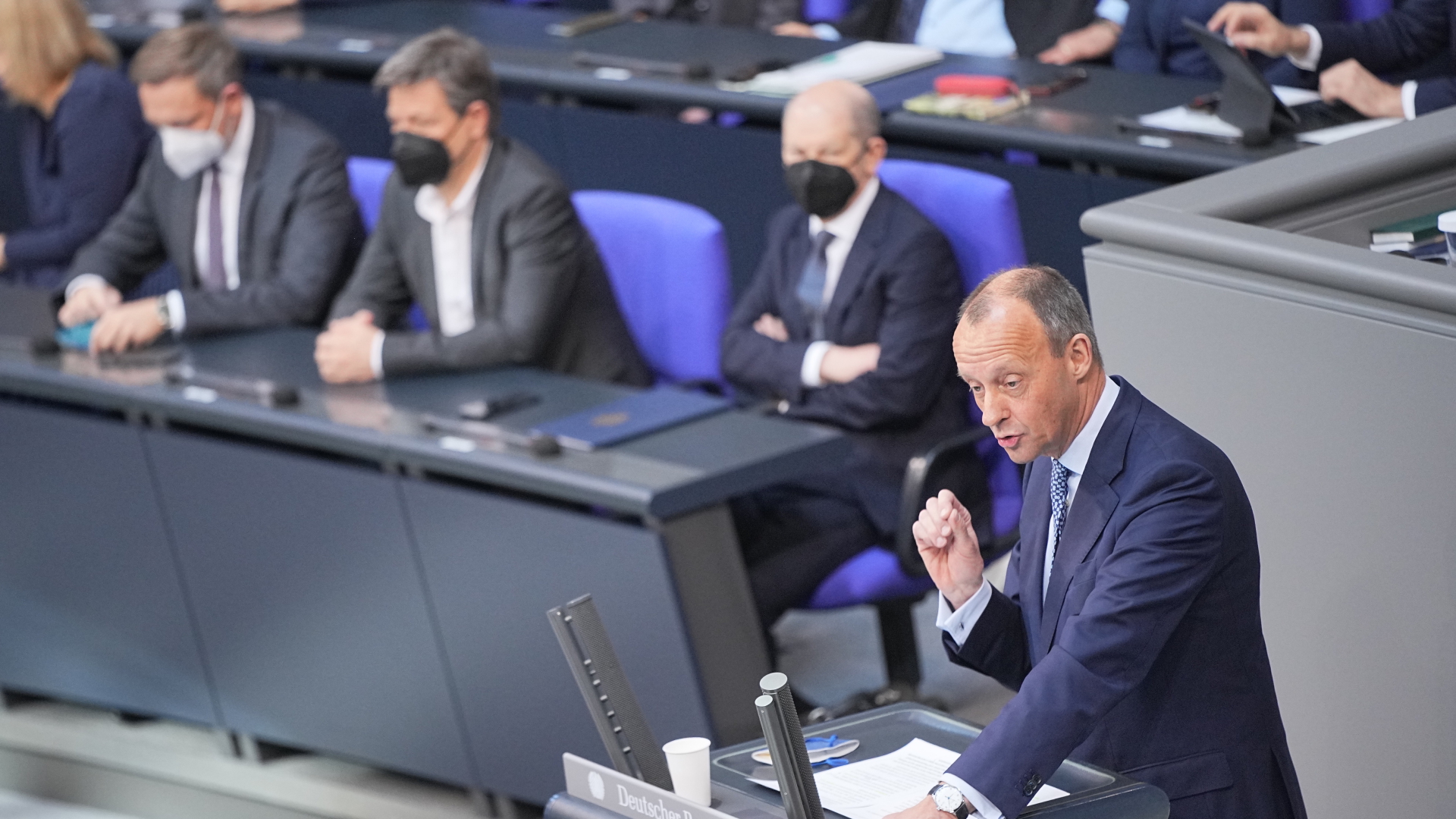 Kanzler Scholz und weitere Minister hören der Rede von Oppositionschef Merz im Bundestag zu. | dpa
