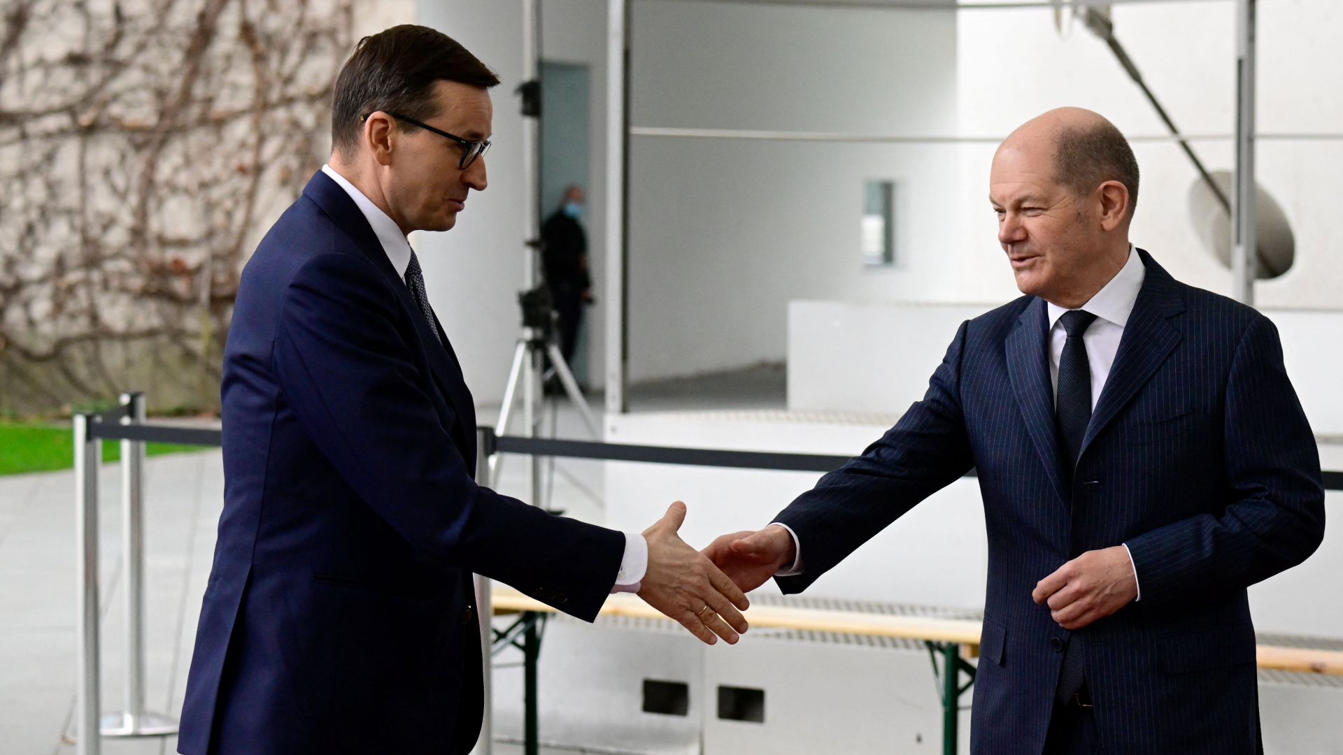 Morawiecki und Scholz begrüßen sich in Berlin | AFP