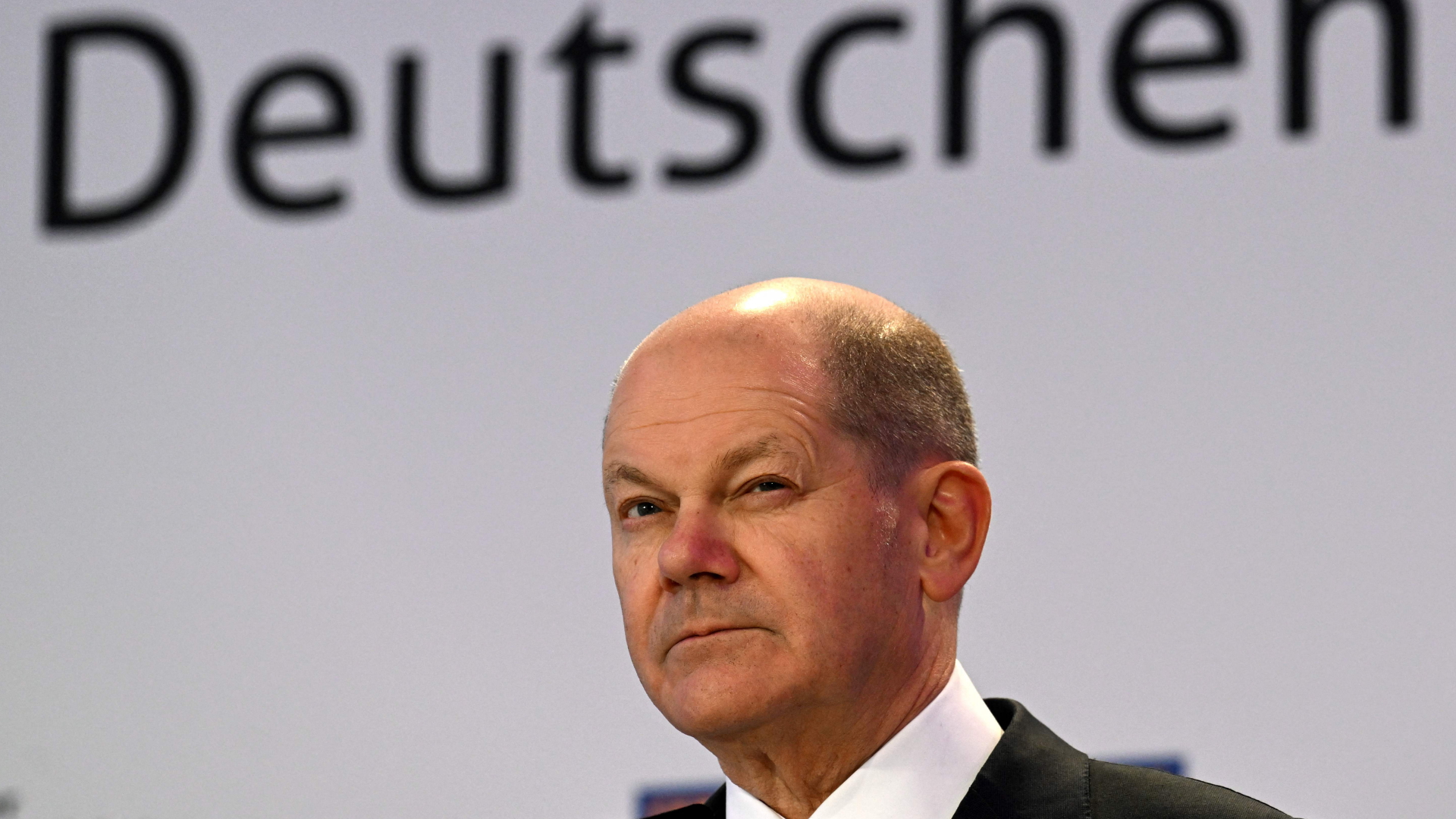 Olaf Scholz bei einer Pressekonferenz auf der Handwerksmesse in München. | AFP