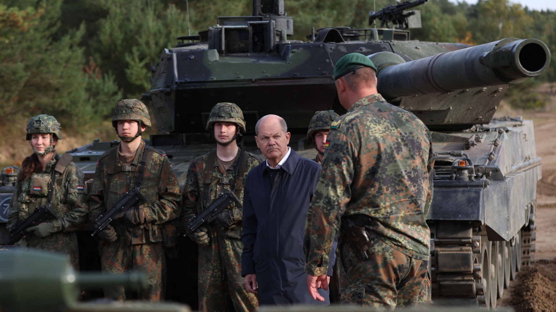 Kanzler Olaf Scholz vor einem "Leopard 2"-Panzer bei einer Bundeswehrübung in Ostenholz (Foto vom 17.10.2022) | AFP