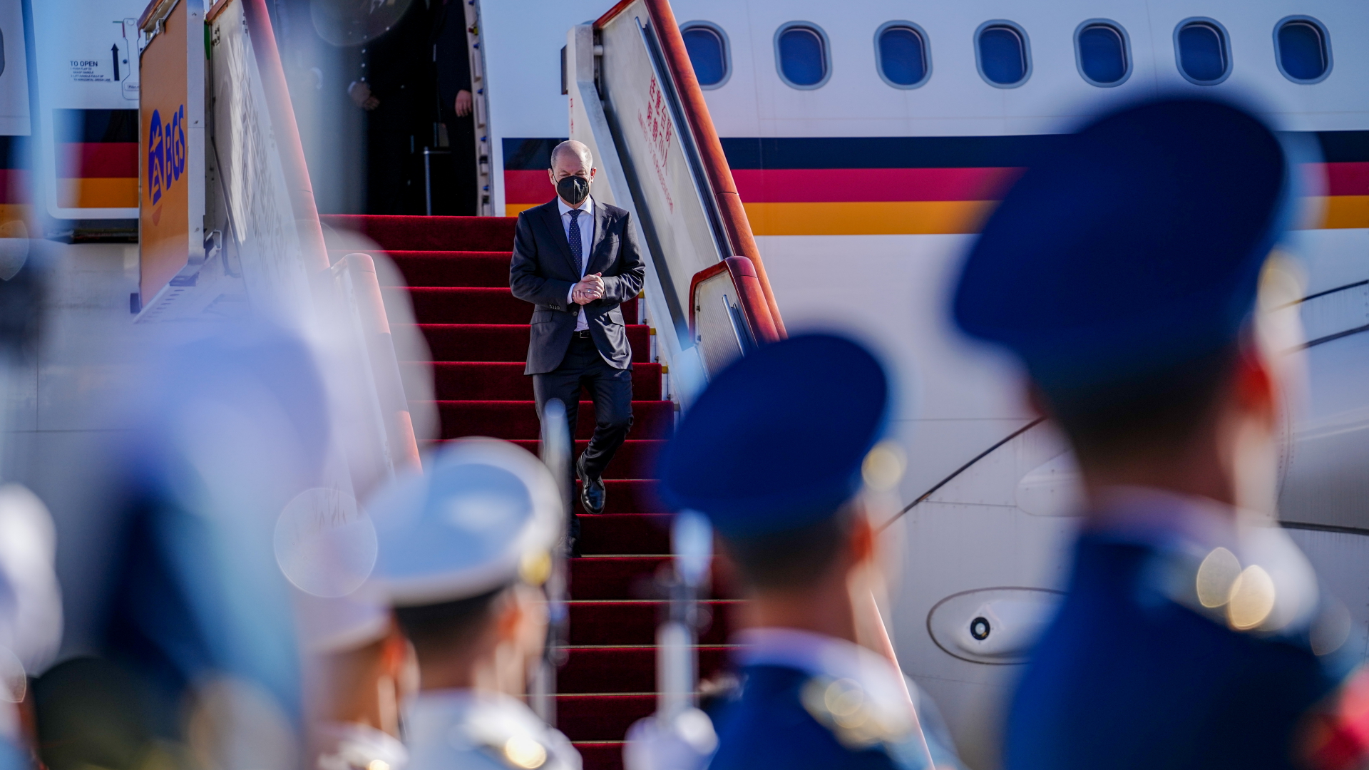 Bundeskanzler Olaf Scholz (SPD, M) kommt auf dem Internationalen Hauptstadtflughafen Peking mit dem Airbus A340 der Luftwaffe an und geht die Gangway hinunter.  | dpa