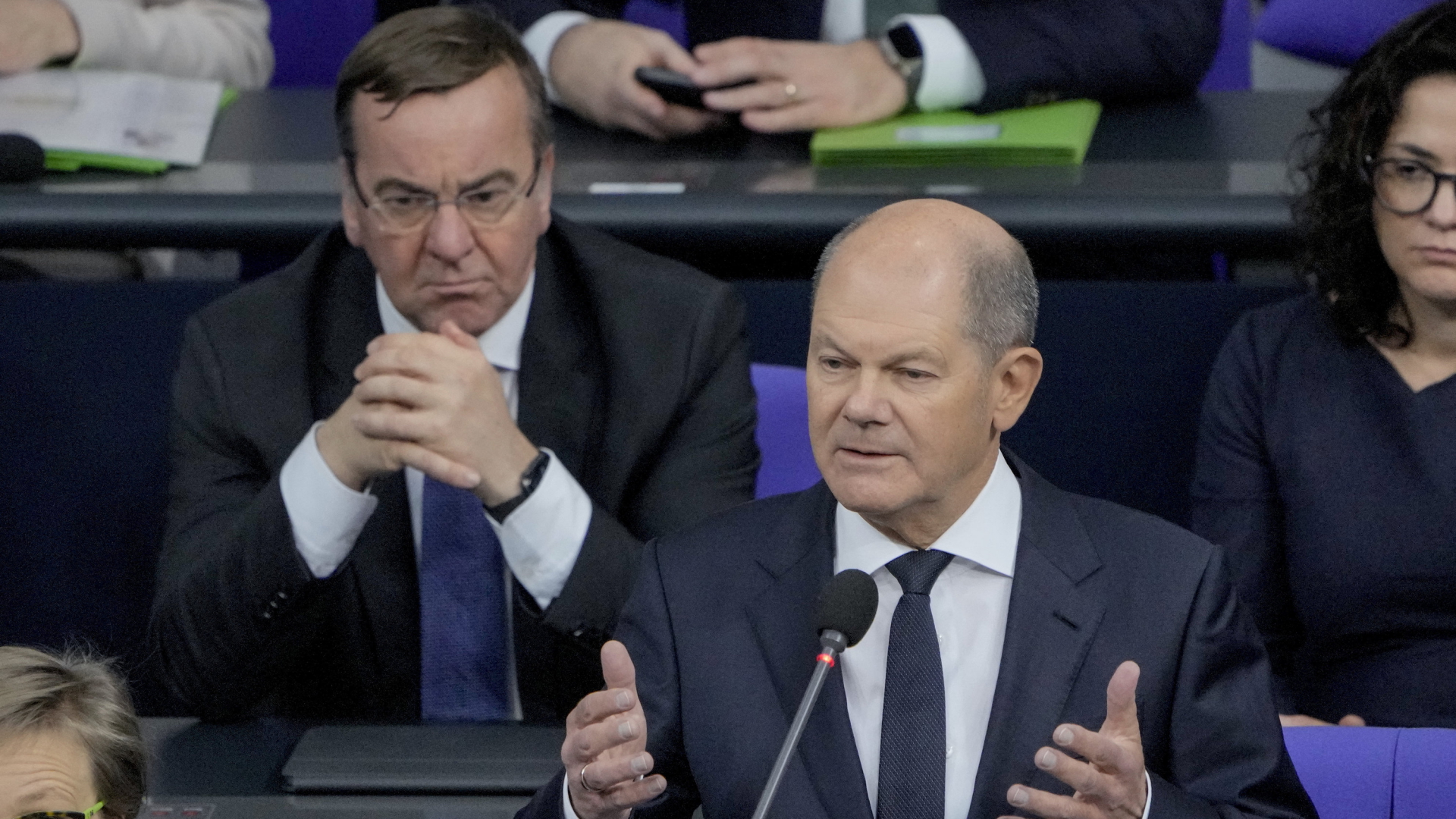 Kanzler Scholz im Bundestag. Im Hintergrund: Verteidigungsminister Pistorius | AP