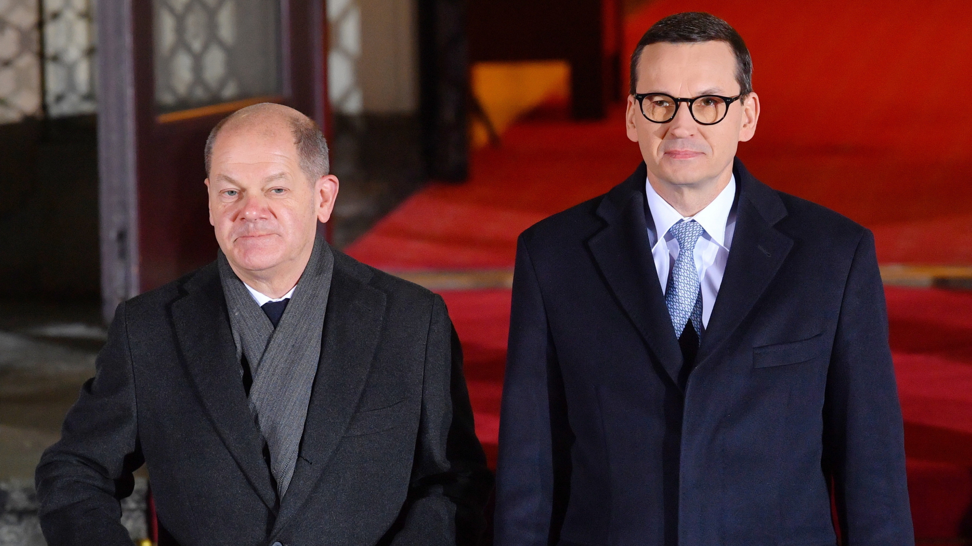 Bundeskanzler Olaf Scholz (links) und Polens Regierungschef Mateusz Morawiecki. | EPA
