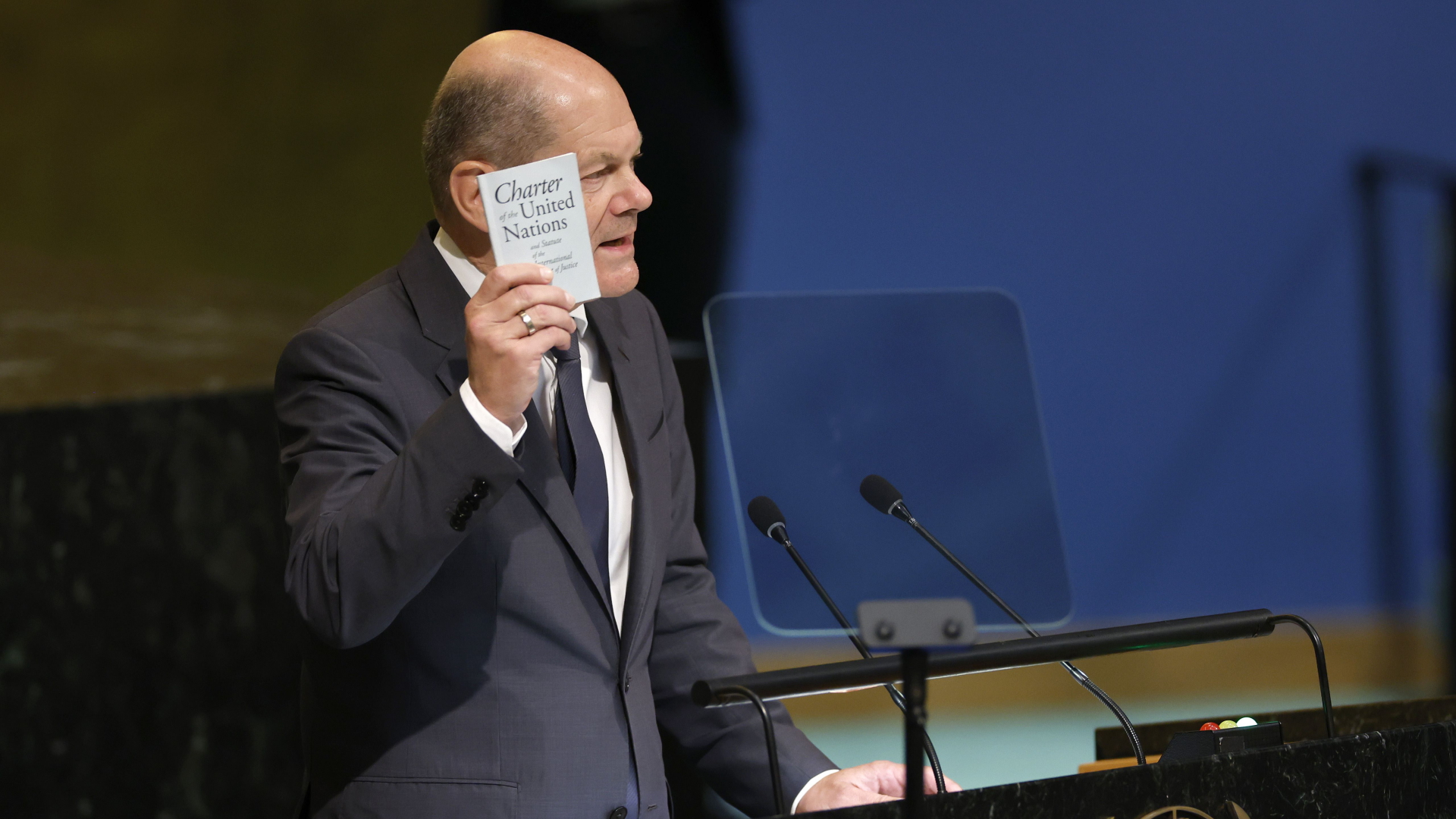 Olaf Scholz hält die UN-Charter hoch | AFP