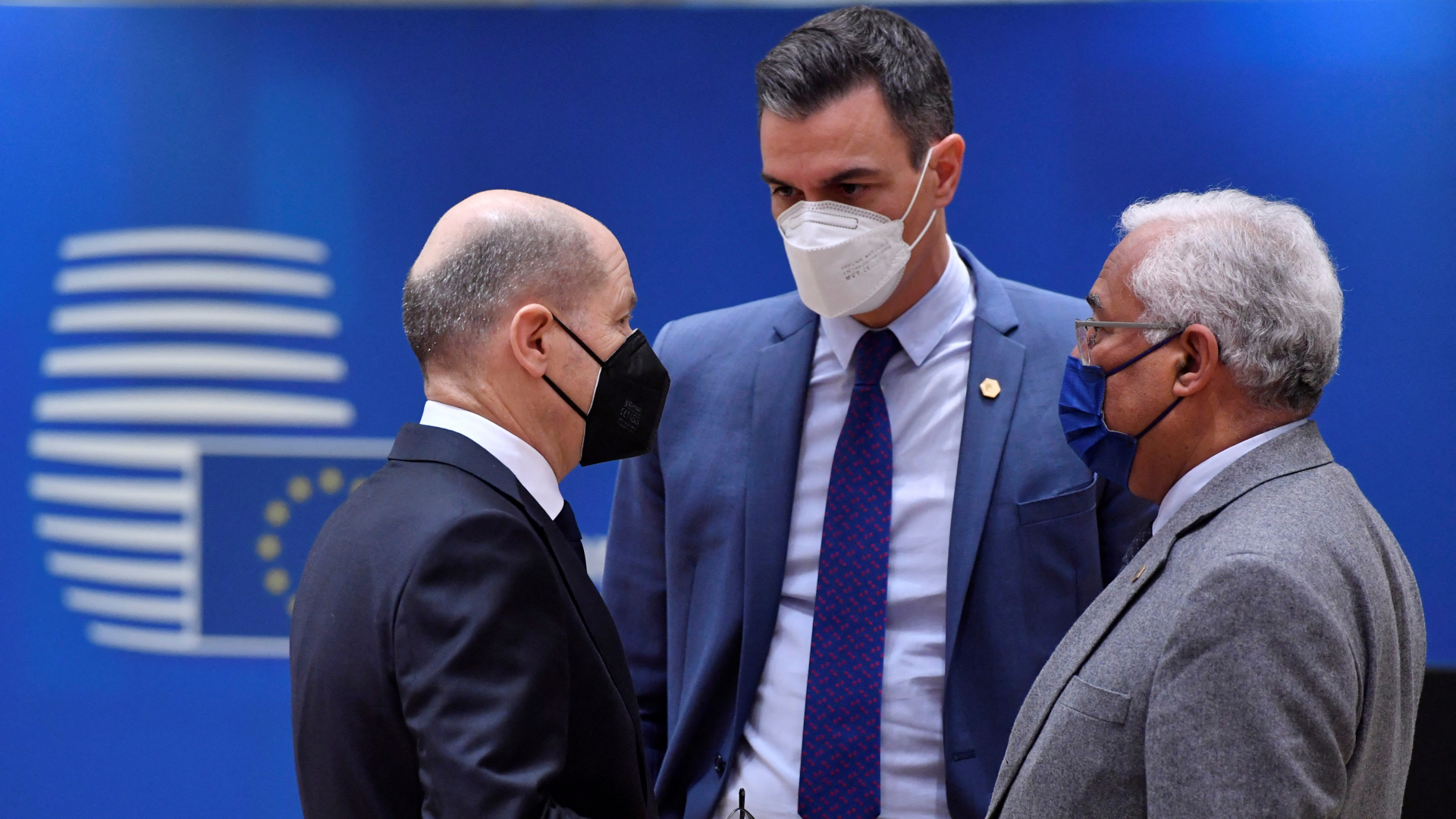 Olaf Scholz, Pedro Sánchez und António Costa sprechen bei einem EU-Sondergipfel zum Krieg in der Ukraine miteinander | REUTERS