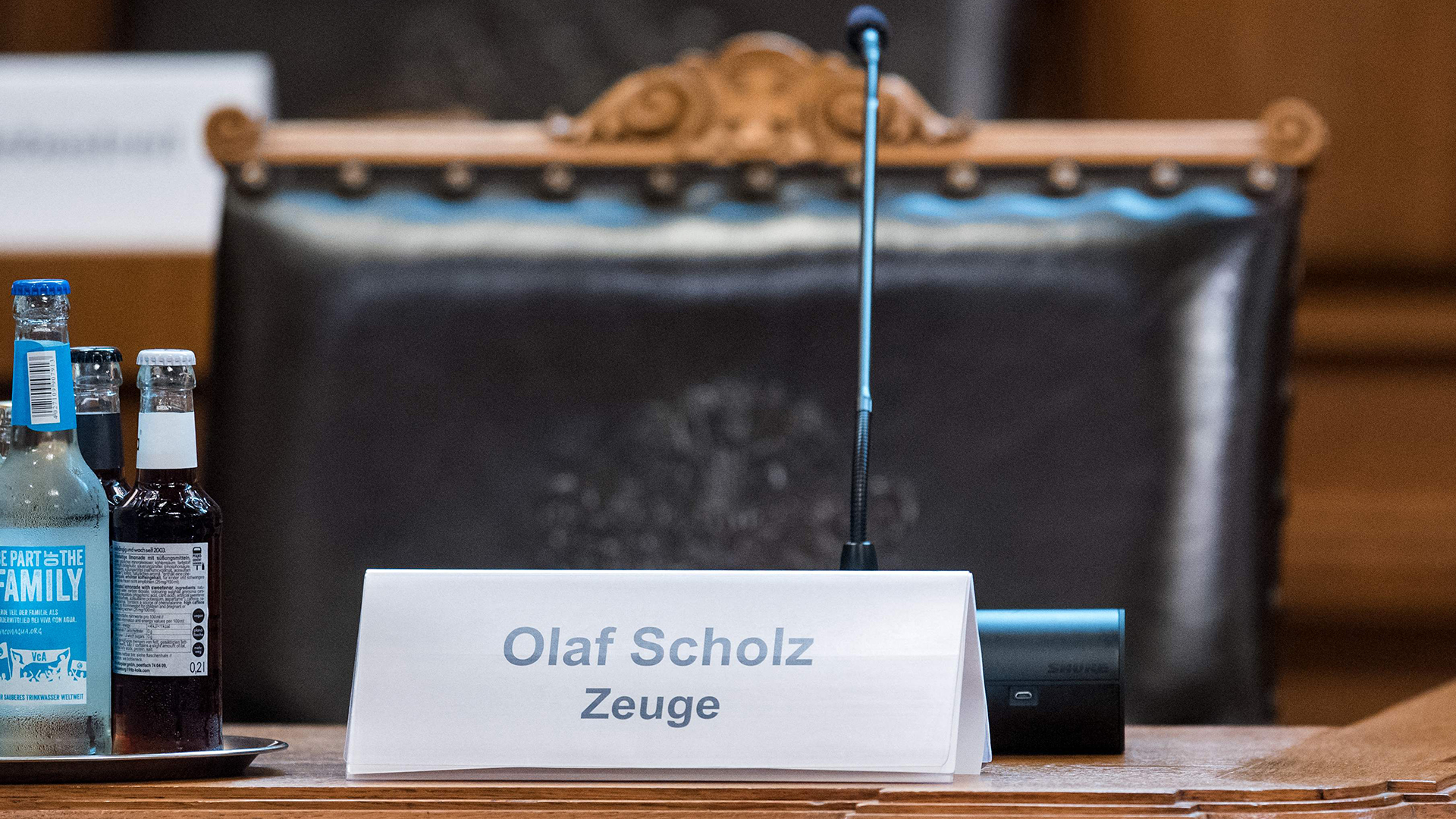 Ein Schild mit der Aufschrift "Olaf Scholz - Zeuge". | AFP
