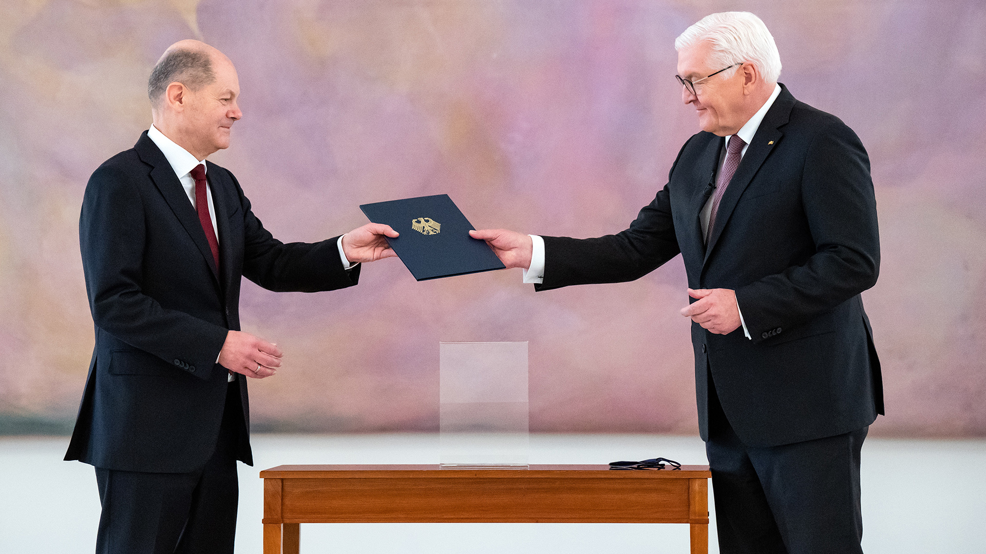 Olaf Scholz erhält von Bundespräsident Frank-Walter Steinmeier im Schloss Bellevue die Ernennungsurkunde zum Bundeskanzler. | picture alliance/dpa
