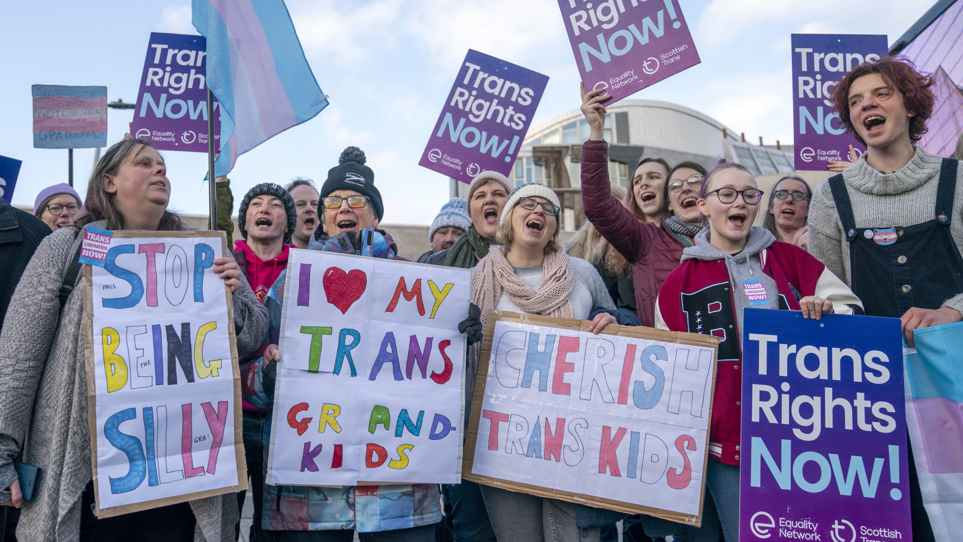 Befürworter des Transgender-Gesetzes protestieren vor dem schottischen Parlament. (Archiv) | AP