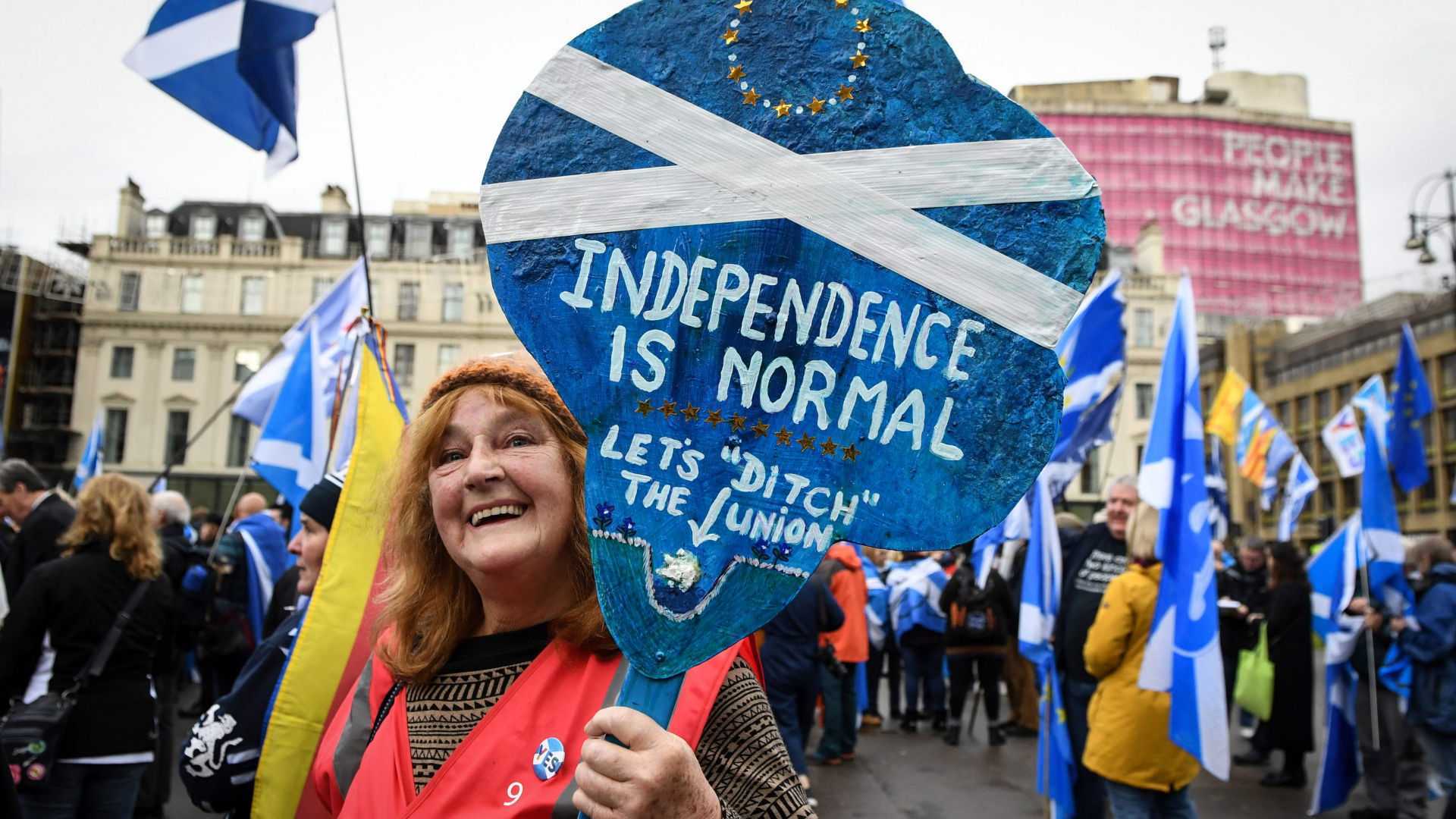 Eine schottische Unabhängigkeitsbefürworterin bei einer Kundgebung in Glasgow im November 2019. | AFP