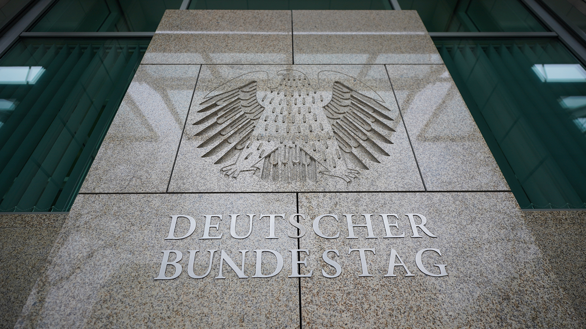 Schriftzug "Deutscher Bundestag" vor dem Bürogebäude des Bundestags Unter den Linden 71. | dpa
