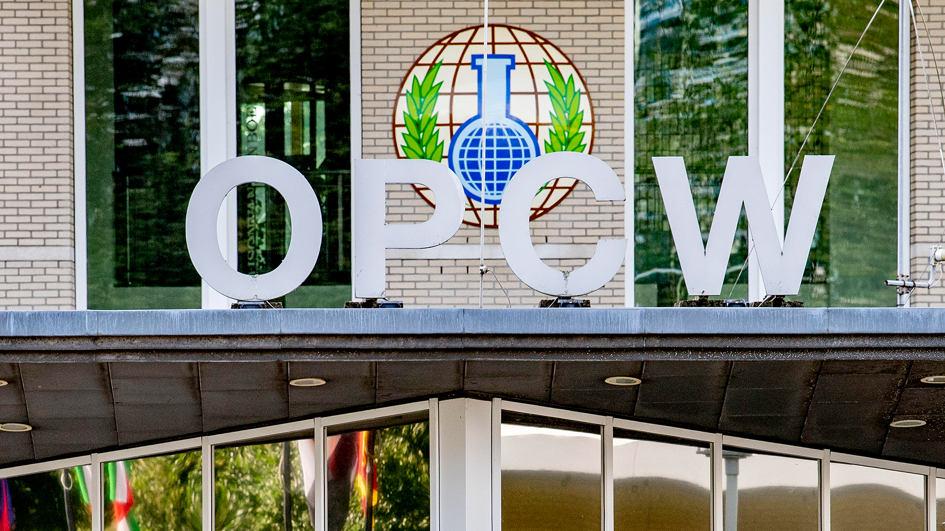 Der Schriftzug "OPCW" hängt am Sitz der Organisation in Den Haag.