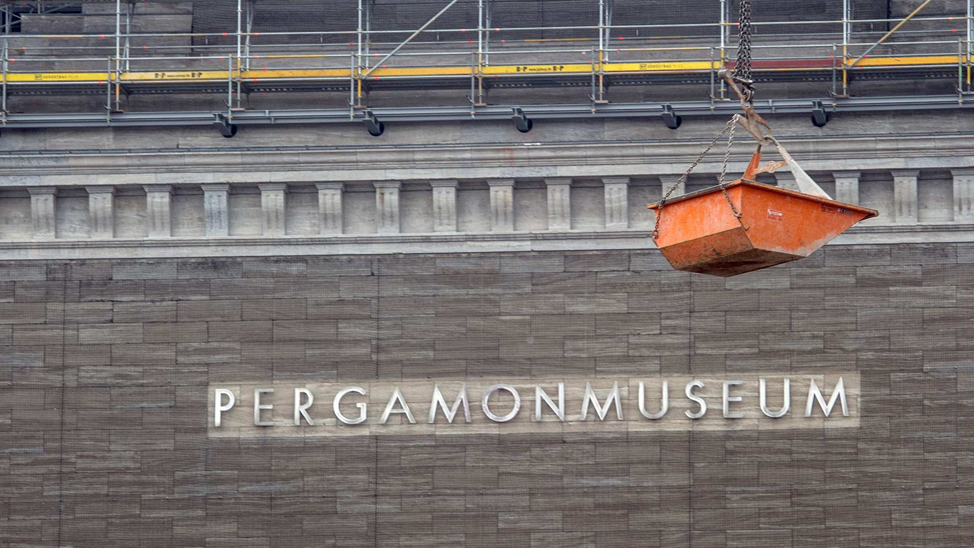 "Pergamonmuseum" steht in Berlin auf der AuÃenfassade des Museums. (Archivbild: 08.11.2016) | picture alliance / dpa
