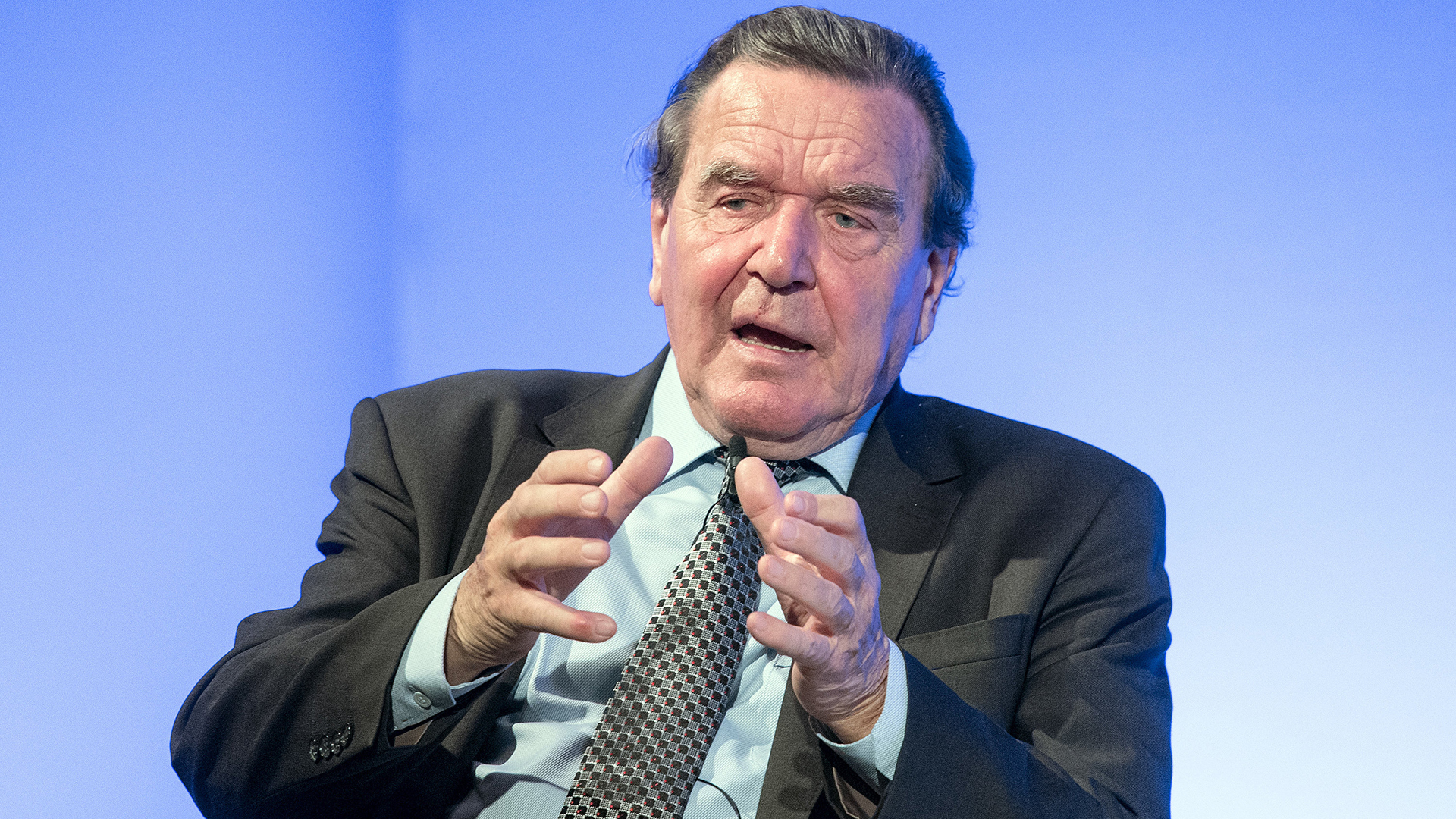 Der ehemalige Bundeskanzler Gerhard Schröder bei einer Veranstaltung in Mönchengladbach.  | dpa