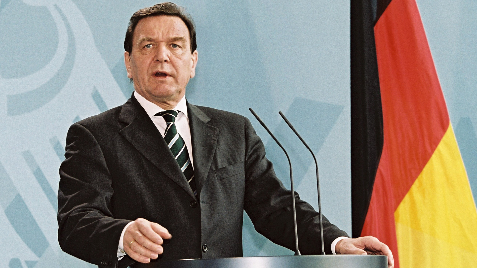 Gerhard Schröder tritt am 17.3.2003 nach einer Kabinettssitzung in Berlin vor die Presse.  | picture-alliance / dpa