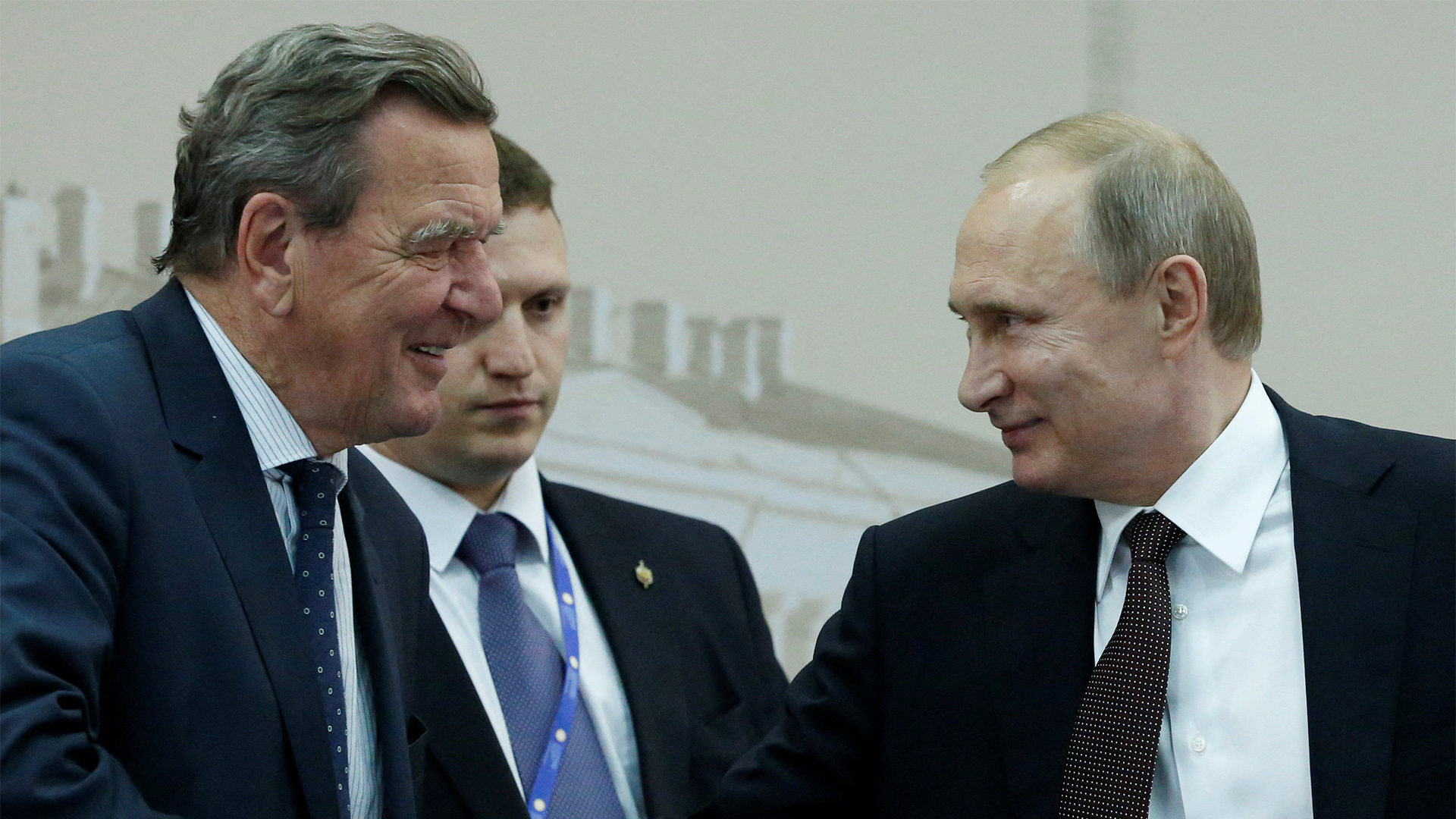 Gerhard Schröder und Wladimir Putin (Archivbild: 17. Juni 2016) | REUTERS