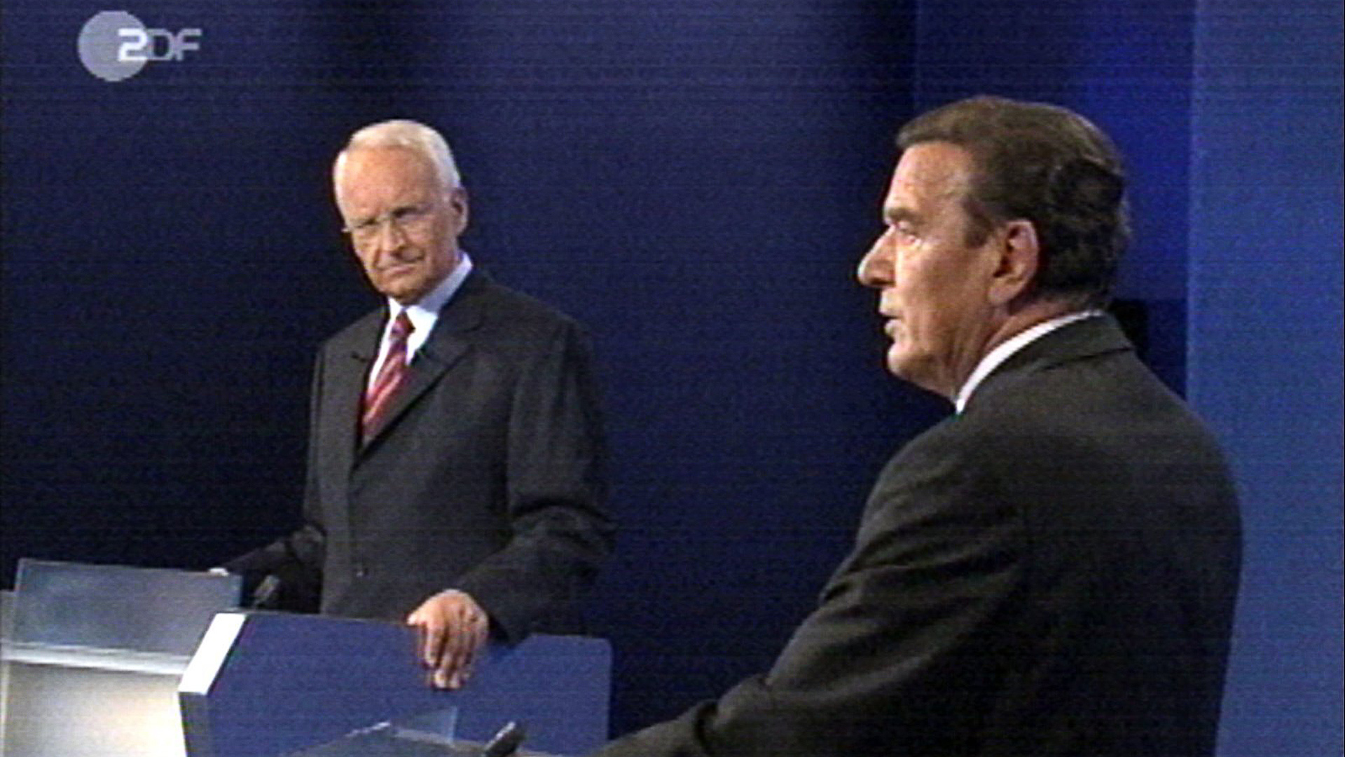 Gerhard Schröder und Edmund Stoiber beim ersten Fernsehduell im Wahlkampf 2002. | picture-alliance / dpa/dpaweb