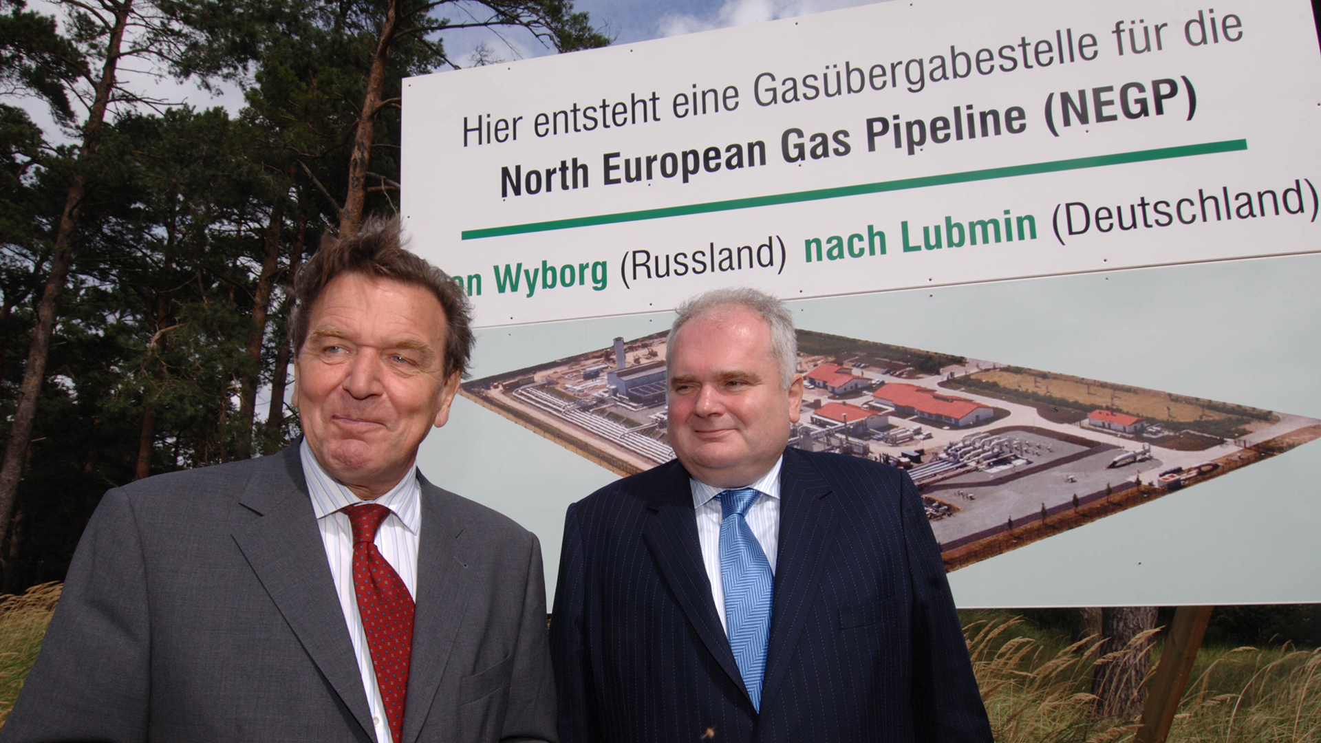 Gerhard Schröder und Matthias Warnig (Archivbild: 04.09.2006) | picture alliance / dpa
