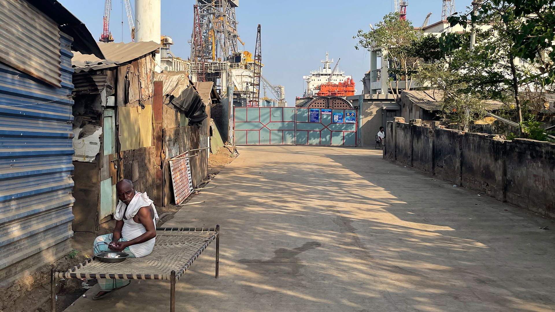 Direkt vor dem Tor einer indischen Werft leben die Arbeiter in Wellblechhütten. | NDR/ARD