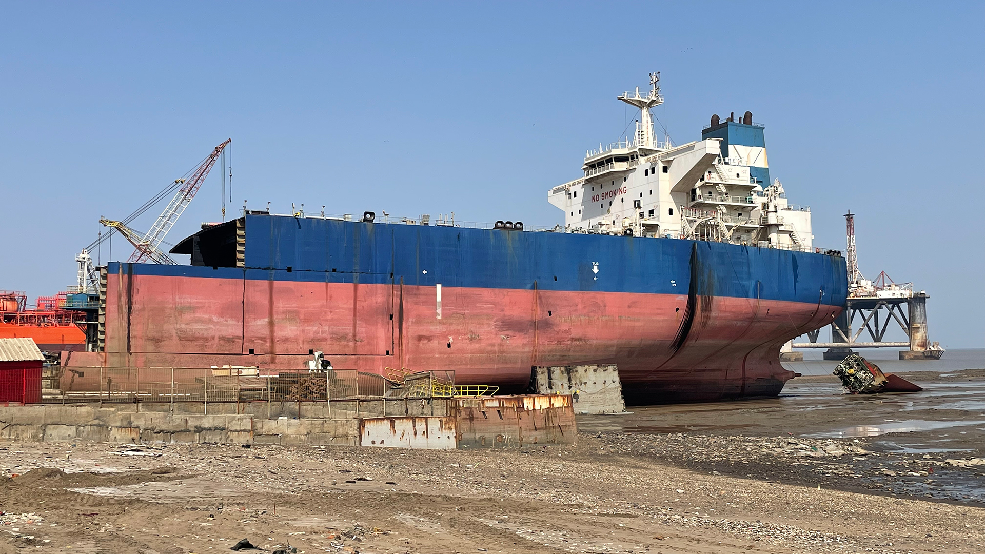 Schrottschiffe werden in einer indischen Werft zerlegt. | NDR/ARD