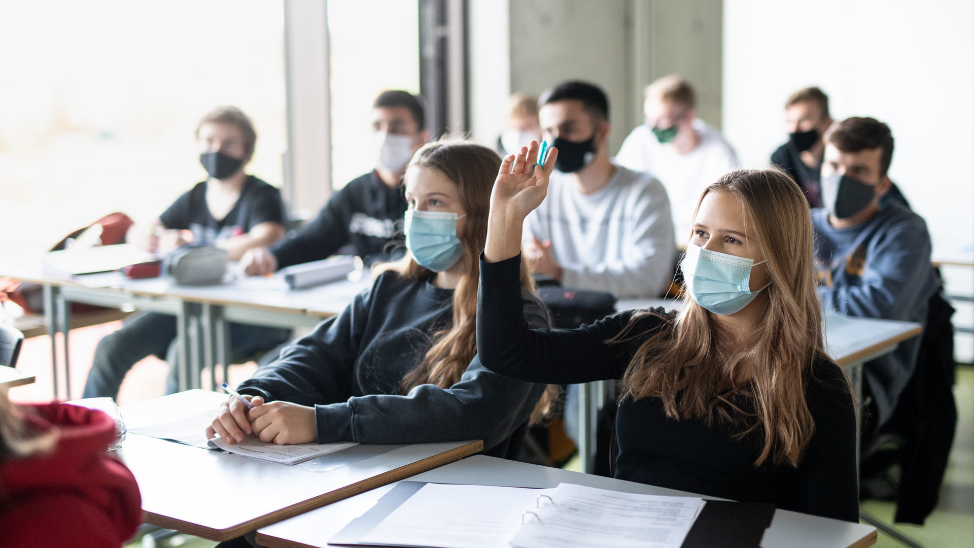 Schülerinnen und Schüler mit Mund- und Nasenschutz  | picture alliance/dpa