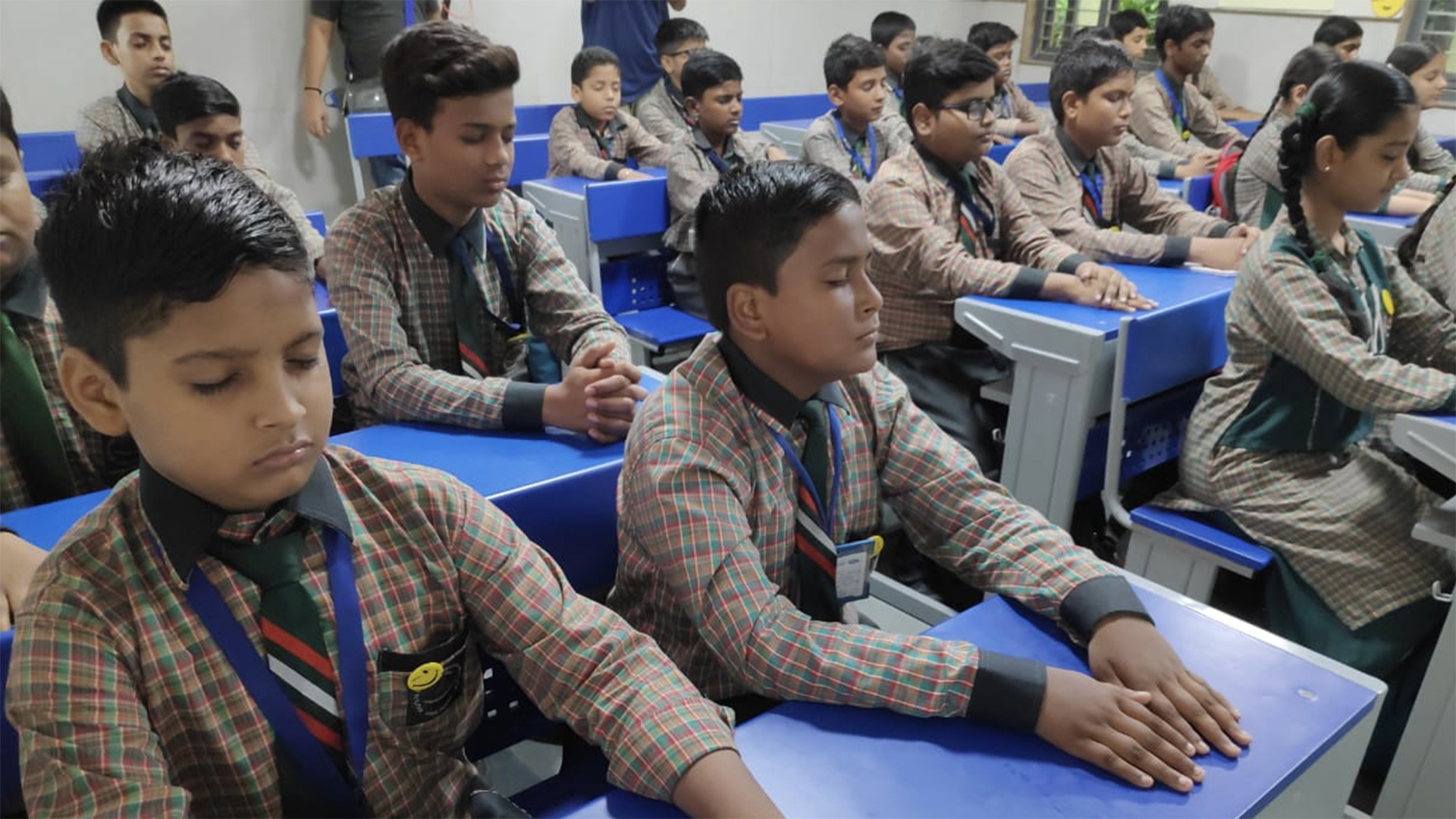 Schüler meditieren im Glücksunterricht einer 7. Klasse in Neu-Delhi (Indien). | Sebastian Manz