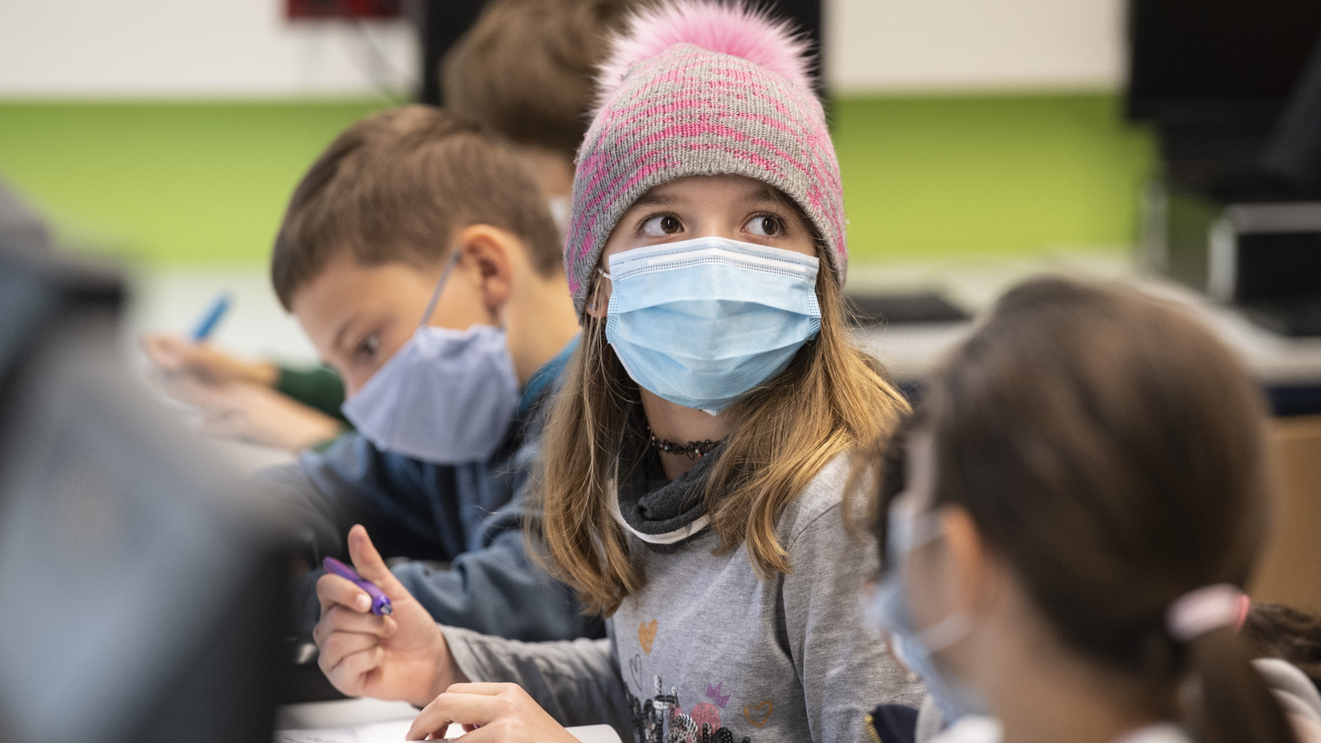 Frankfurt/Main: Mit Mundschutzmasken sitzen Schülerinnen und Schüler der fünften Klasse eines Gymnasiums in Frankfurt im Unterricht.