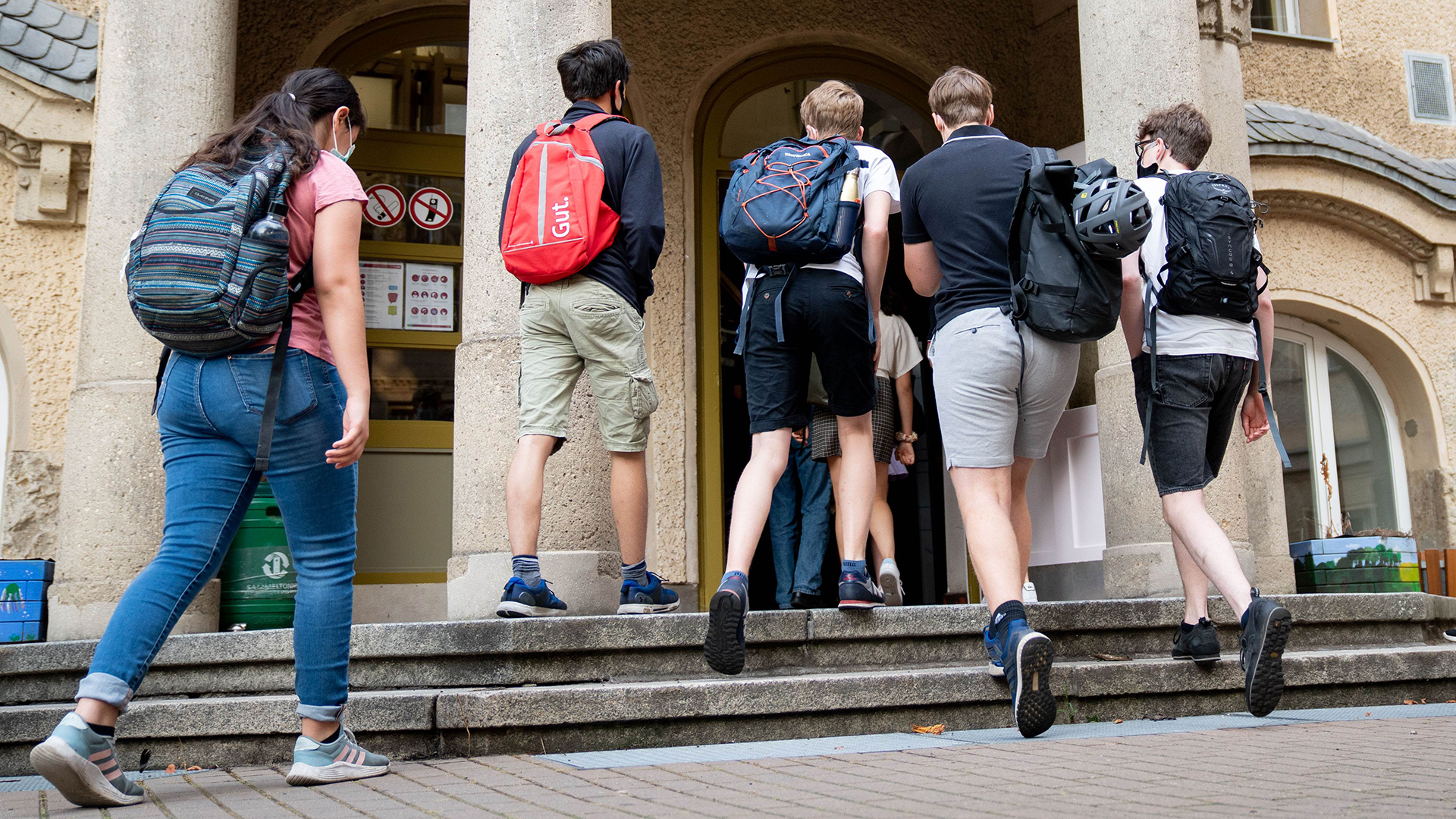 Schüler betreten den Eingang zum Rheingau Gymnasium. (Archivbild: August 2020) | dpa