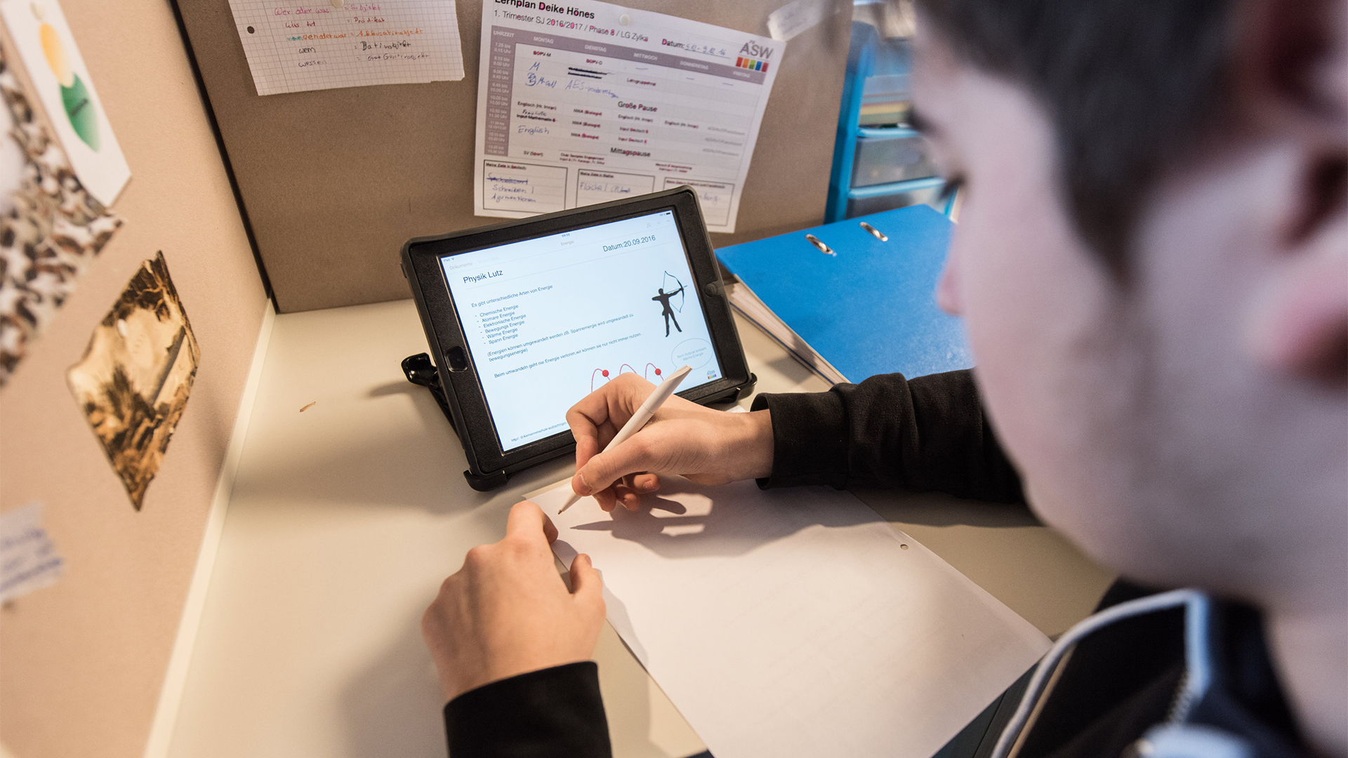 Ein Schüler lernt an seinem Schreibtisch in der Schule Physik mit einem Tablet | dpa