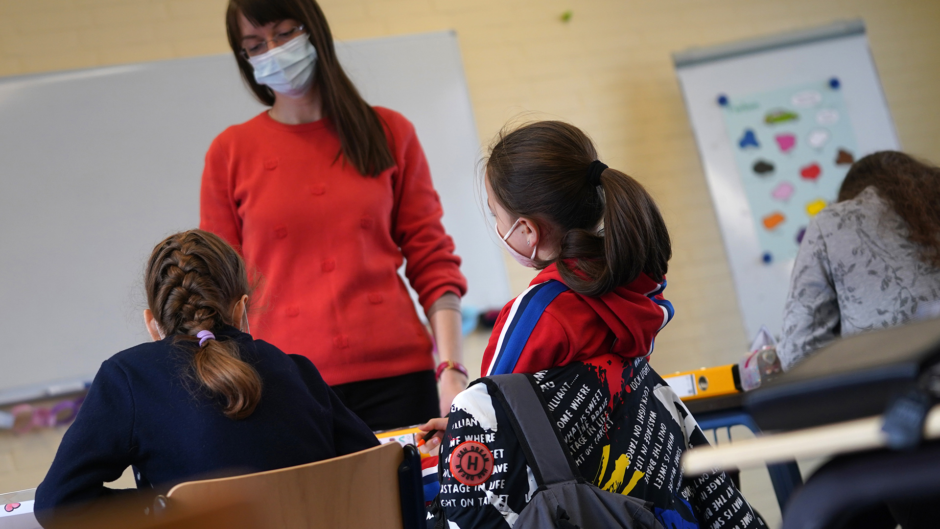 Eine ukrainische Lehrerin begleitet in der Gemeinschaftsschule Harksheide eine Klasse mit Schülerinnen und Schülern, die aus der Ukraine geflüchtet sind. | dpa