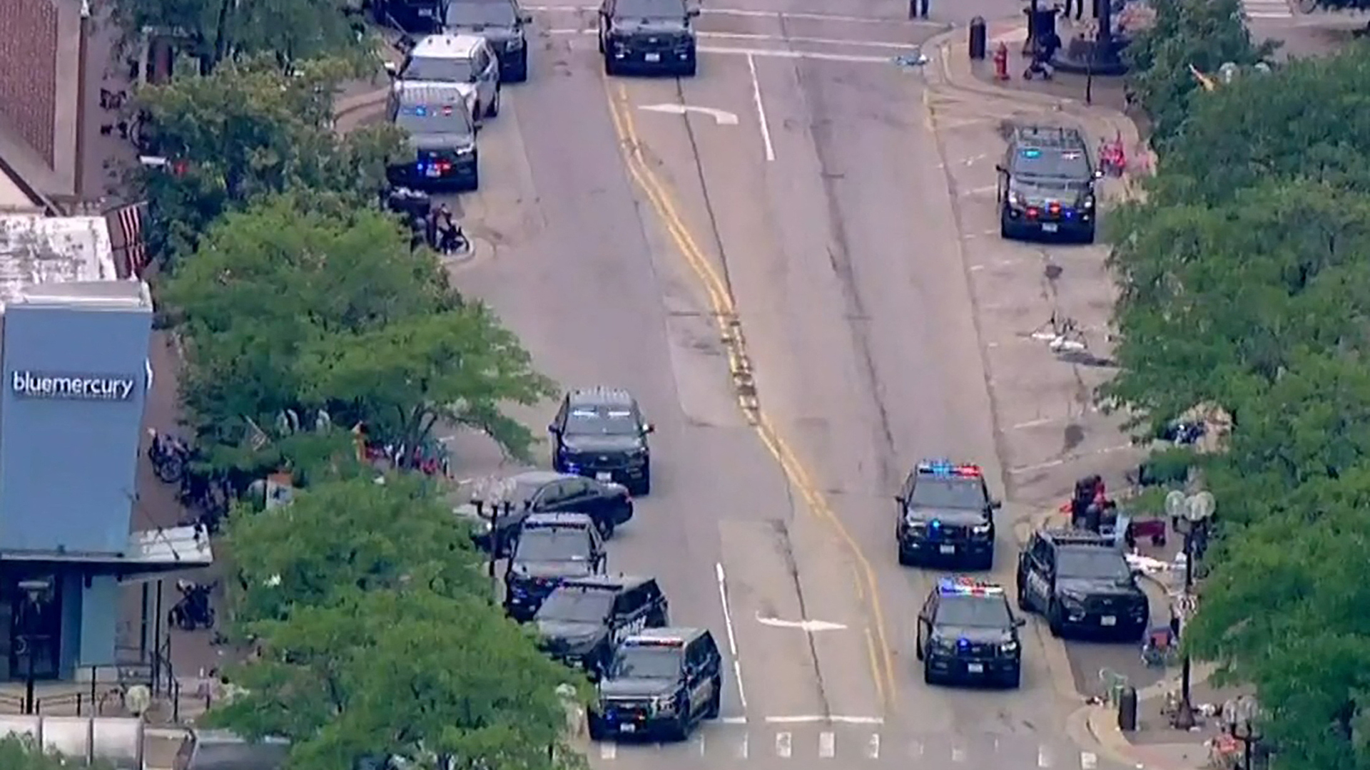 Luftaufnahme von Polizeiwagen auf einer Straße in einem Vorort von Chicago